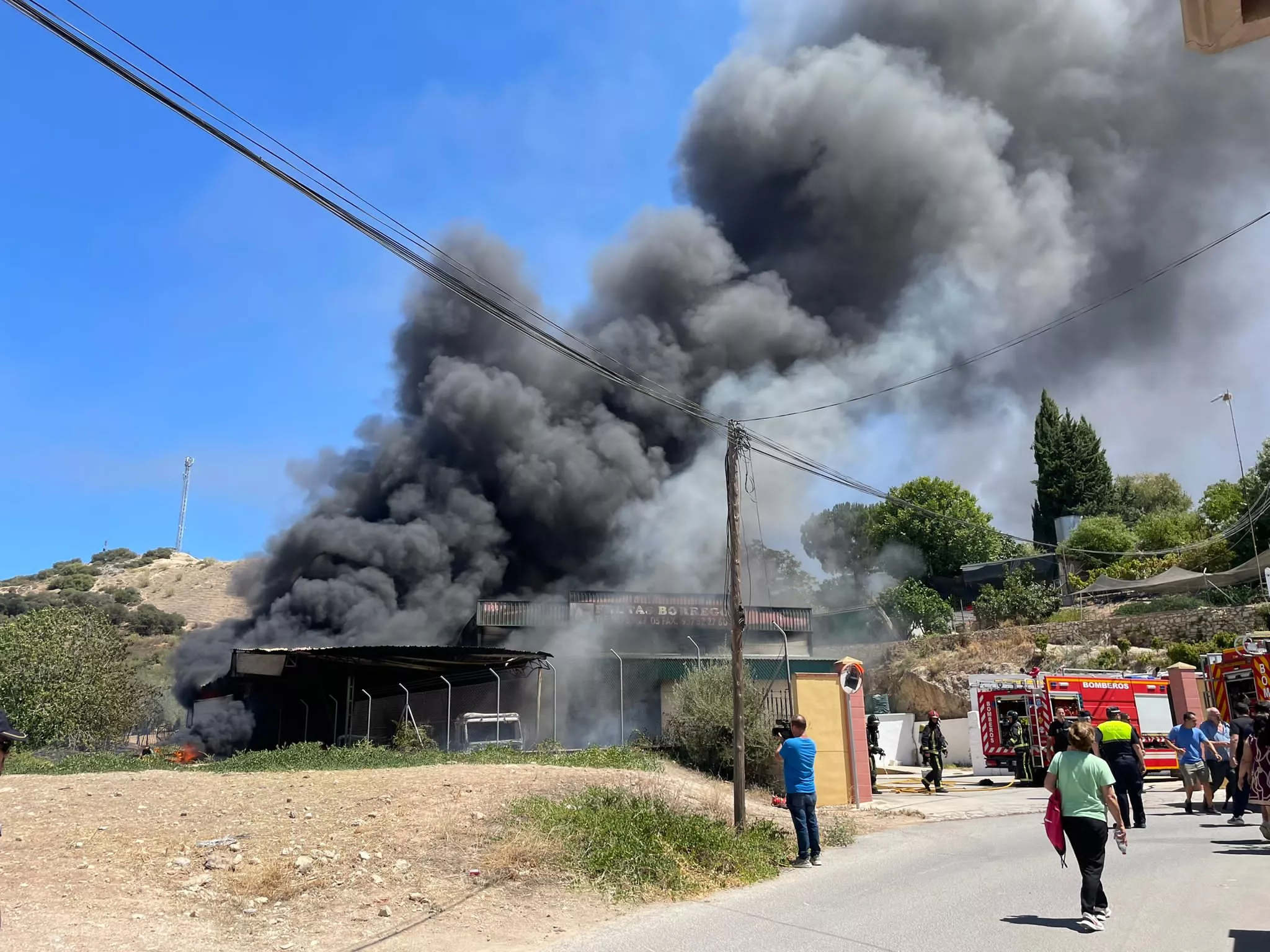 Columna de humo en la nave donde se produjo el incendio en el pasado mes de agosto