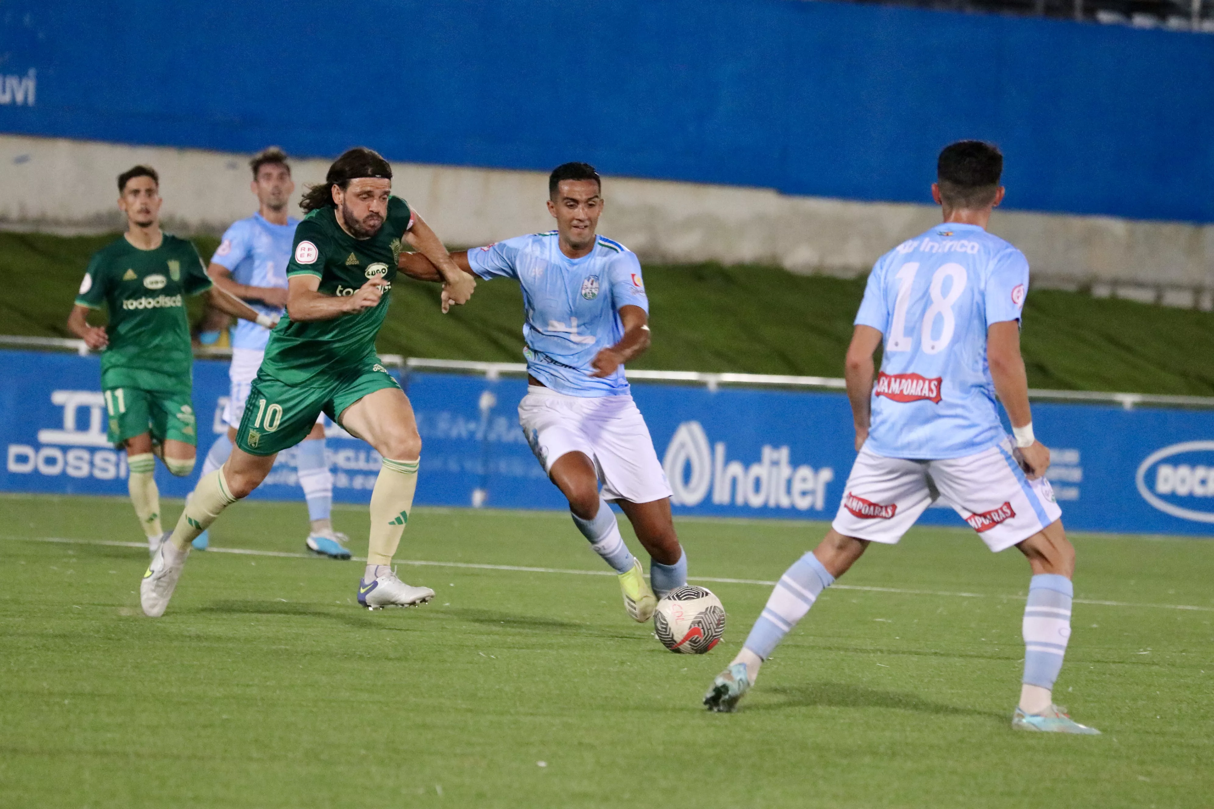 Una jugada del partido entre CD Ciudad de Lucena y Xerez CD