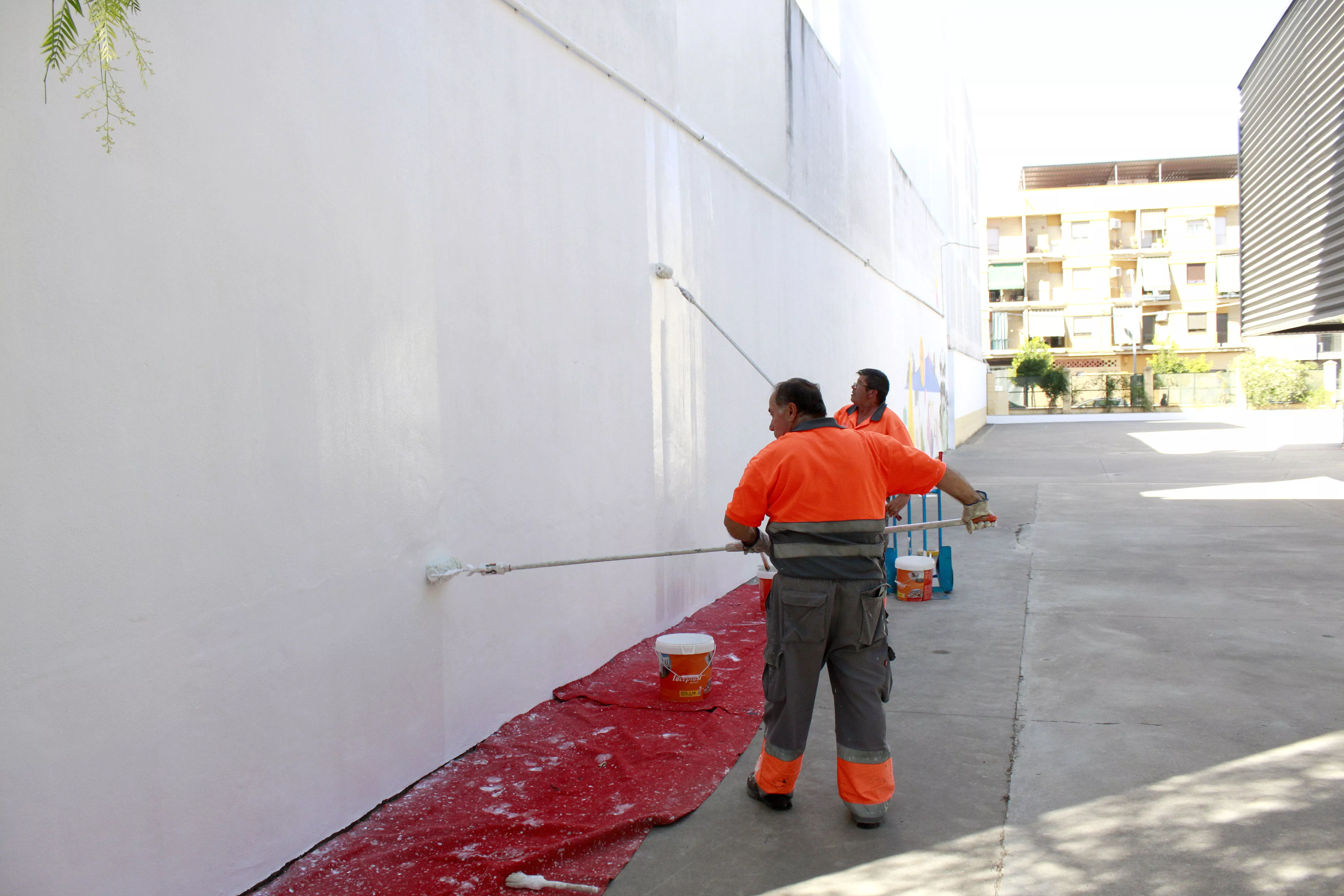 Trabajos de pintura exterior en el colegio Antonio Machado