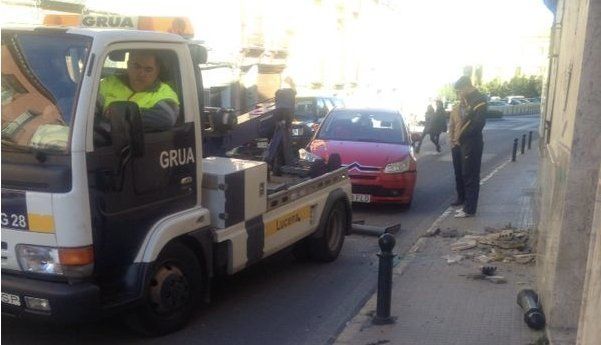  Sufre un aparatoso accidente de tráfico tras sentirse indispuesto en la calle La Feria 