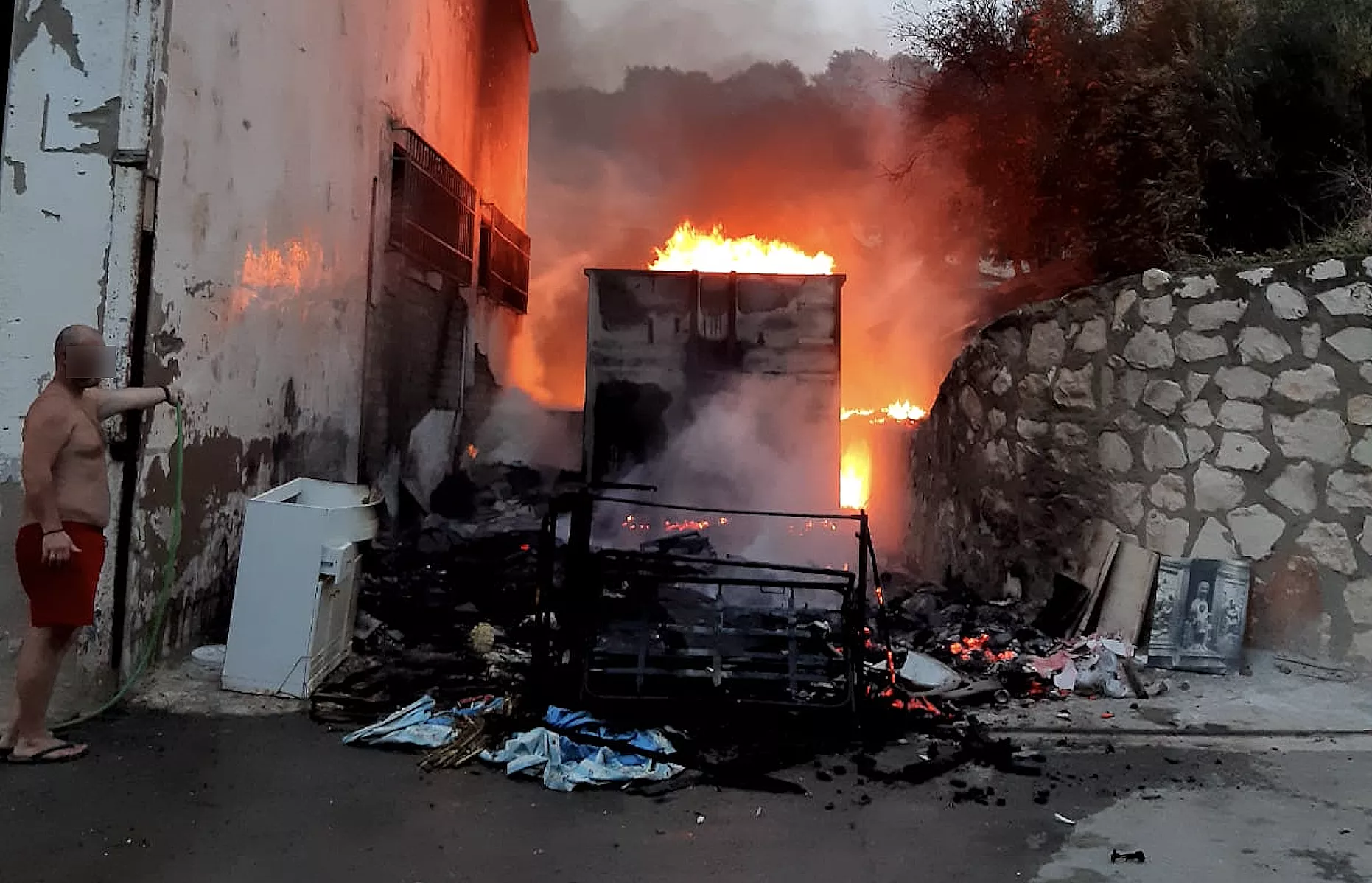 Incendio del "Punto Limpio" de la pedanía de Jauja en la tarde-noche de ayer