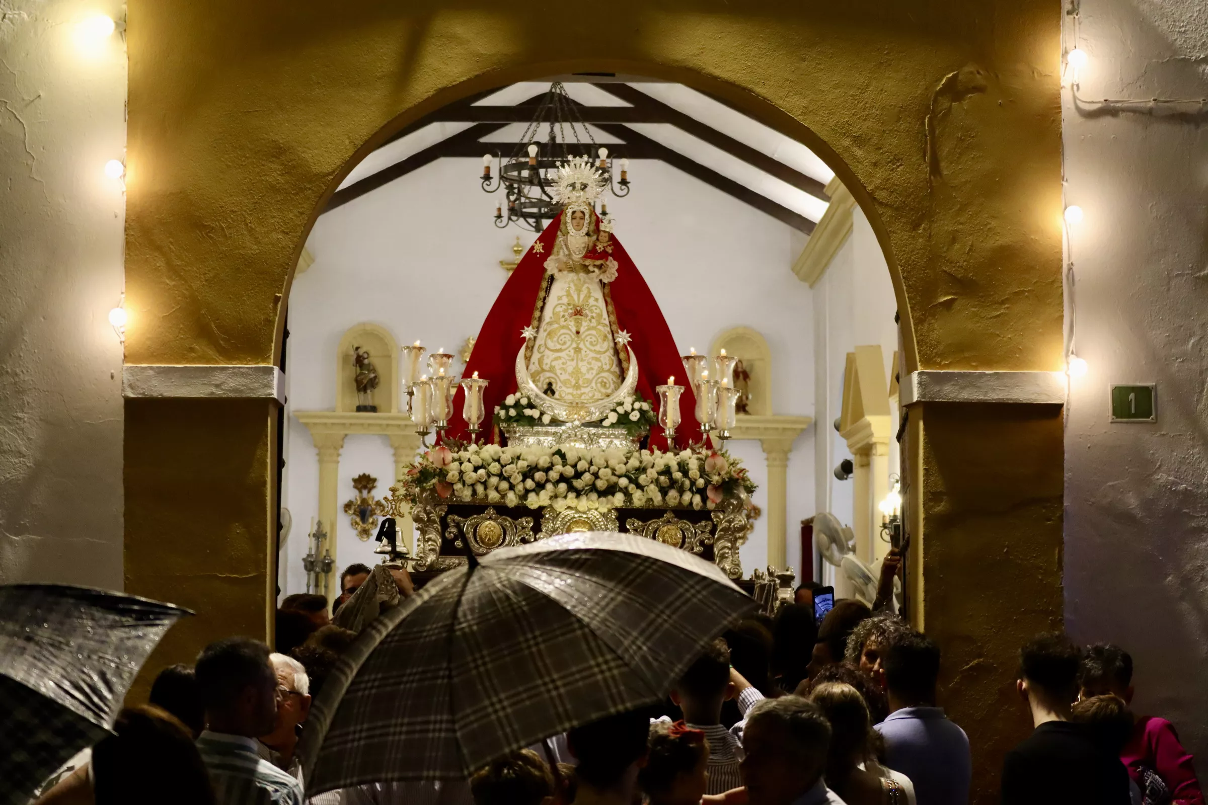 Procesión de la Virgen de los Remedios en Las Navas Procesión de la Virgen de los Remedios en Las Navas