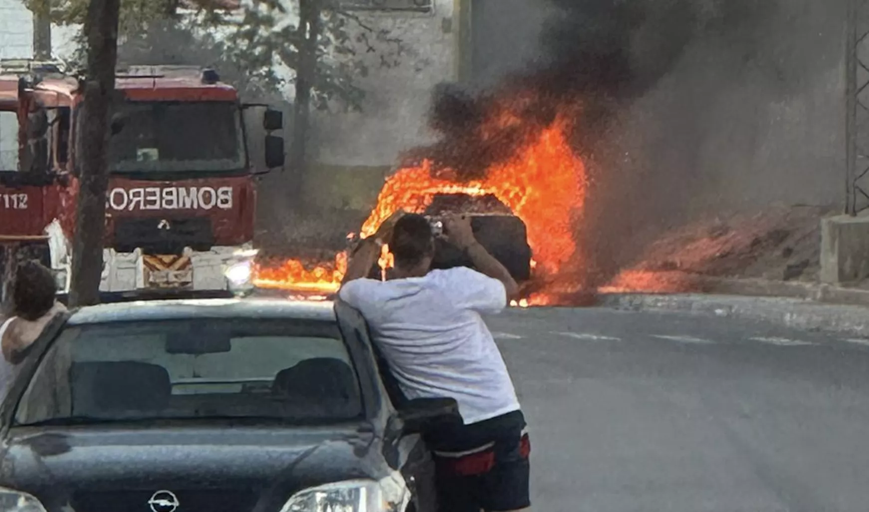 Un momento del incendio. Foto enviada por un lector.