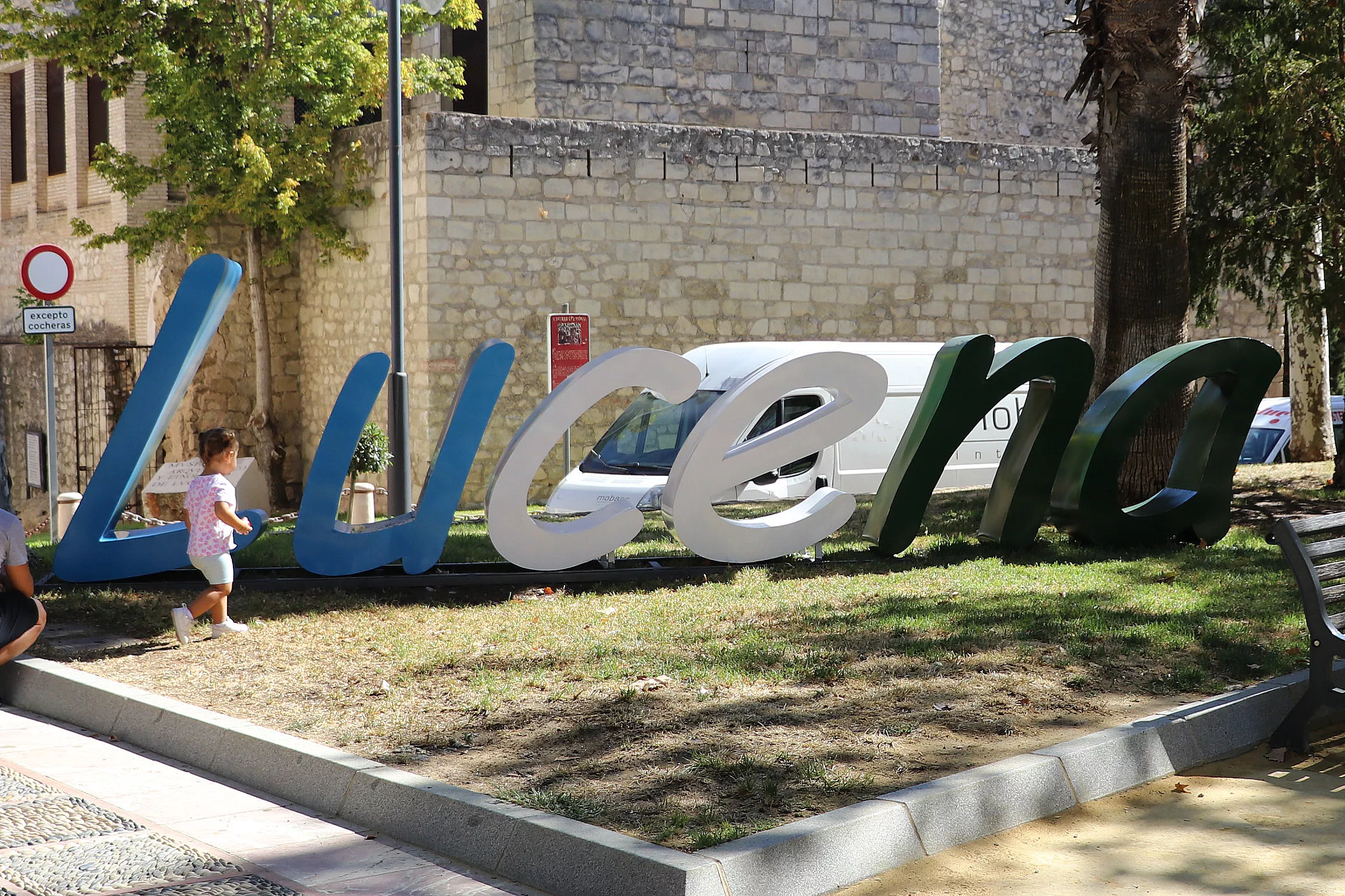 El rótulo con el nombre de Lucena, instalado en el Paseo del Coso, junto al Castillo de nuestra ciudad