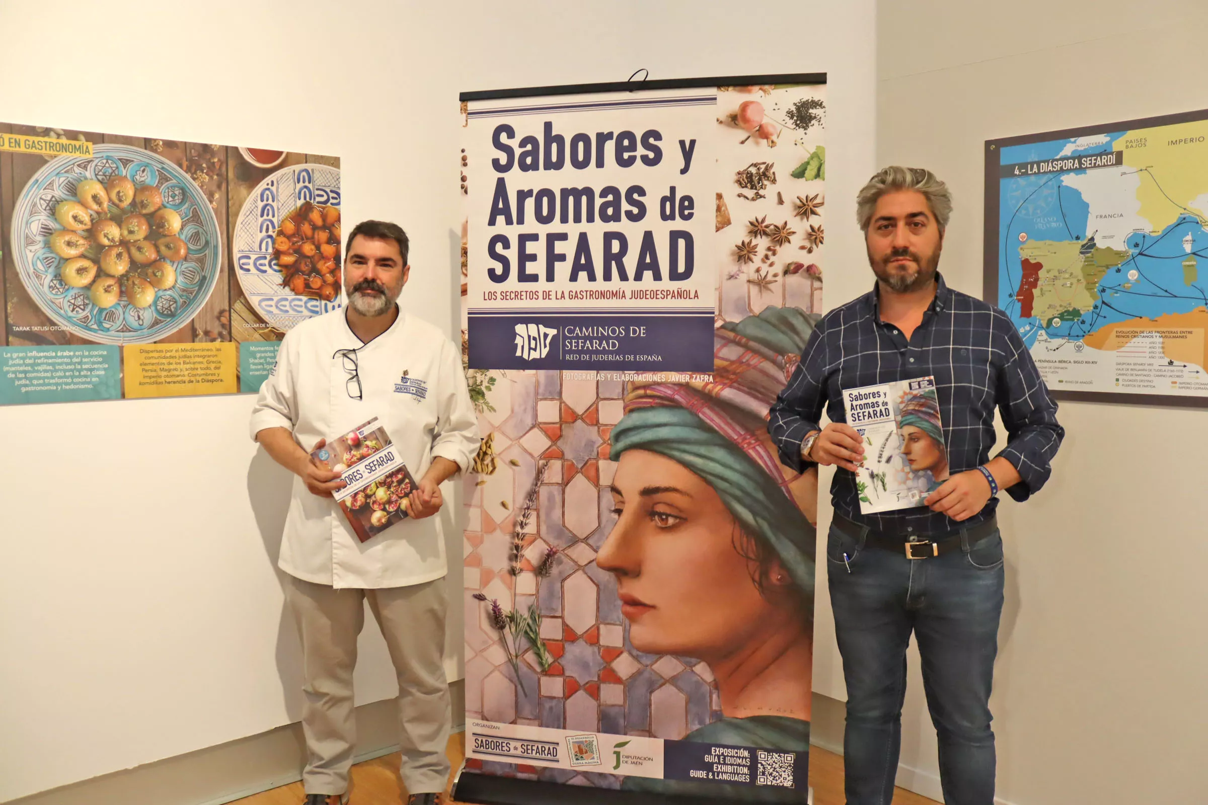 Javier Zafra, autor de la exposición, y el edil de Turismo, Francisco Barbancho