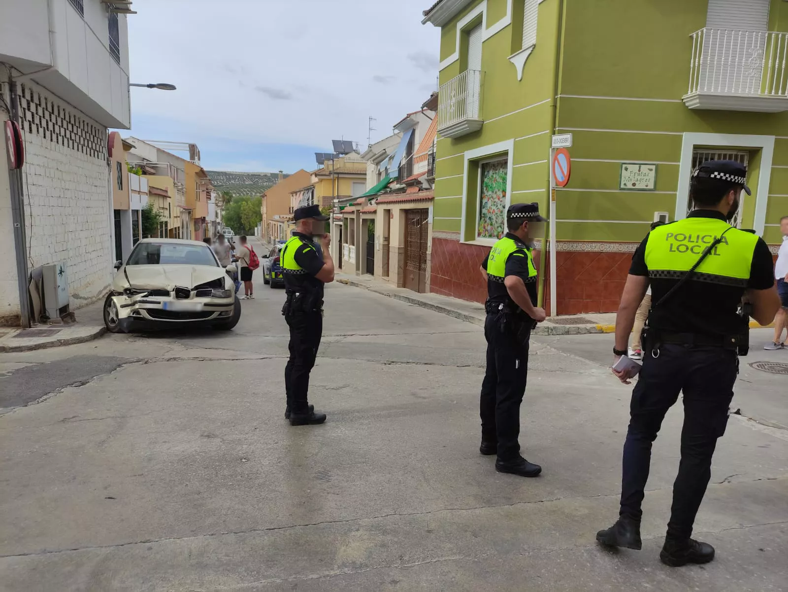 Agentes de la Policía Local junto a uno de los vehículos afectados por este accidente