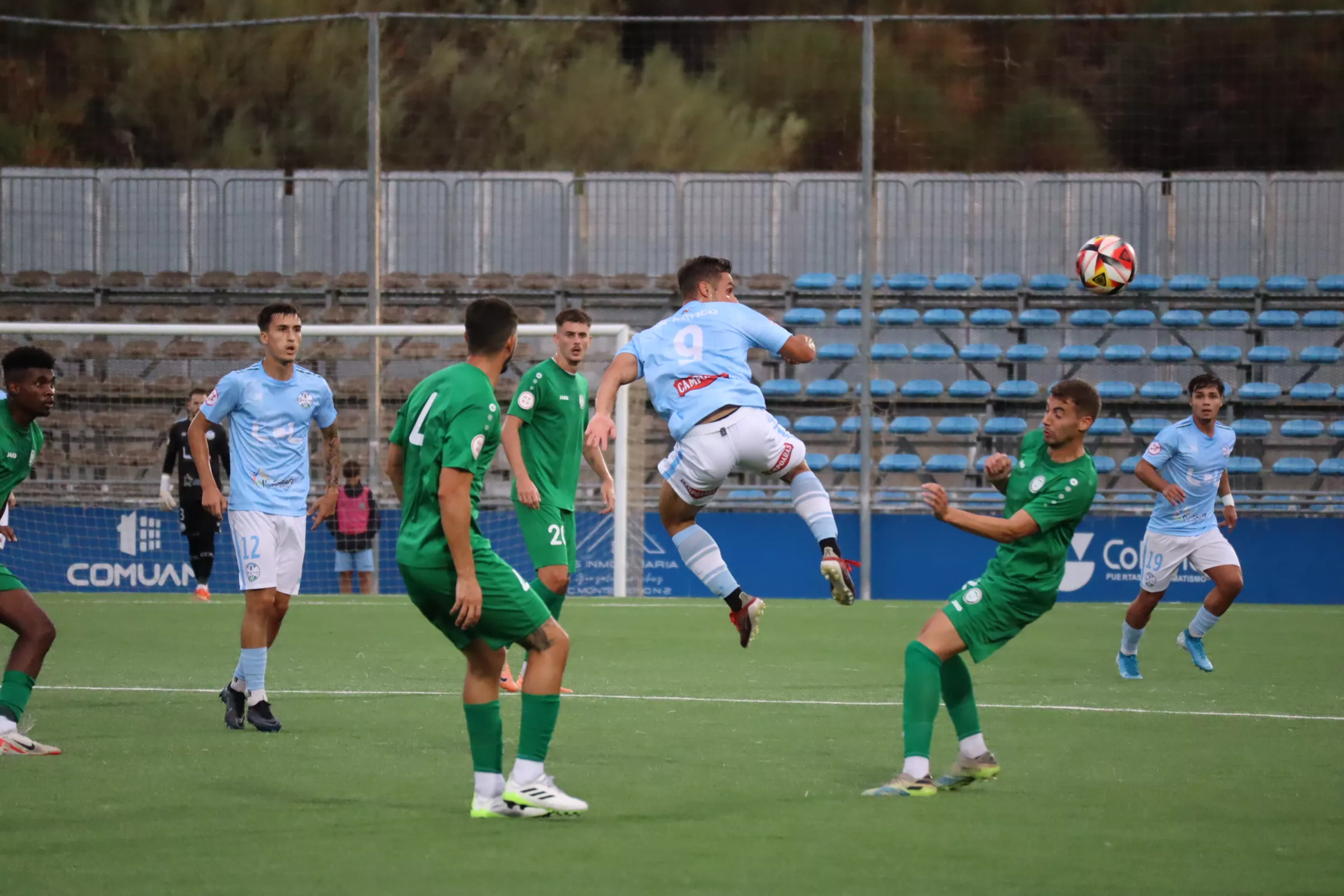 Una jugada del amistoso entre el CD Ciudad de Lucena y Juventud Torremolinos