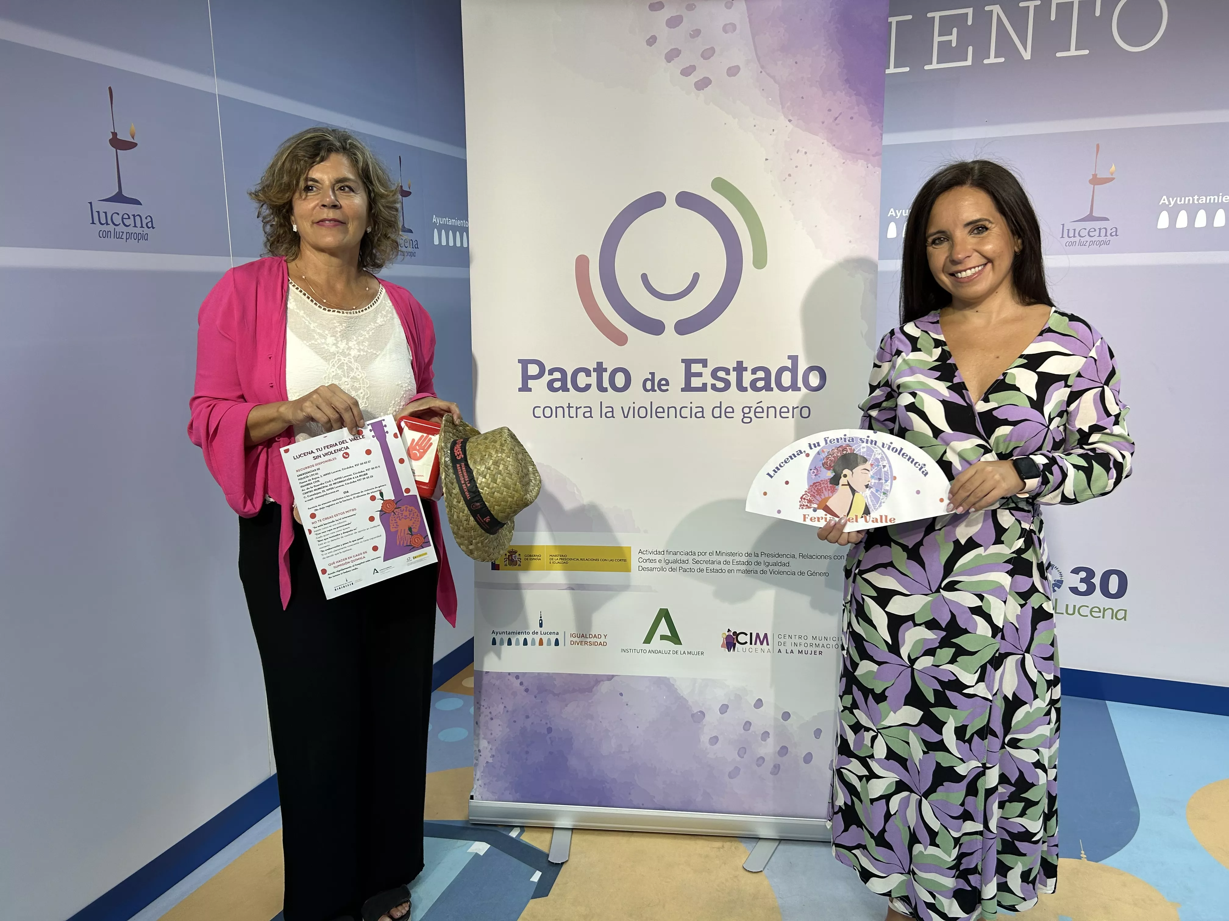 Irene Aguilera y Lola Llamas durante la presentación de la campaña del Punto Violeta en el Ayuntamiento de Lucena