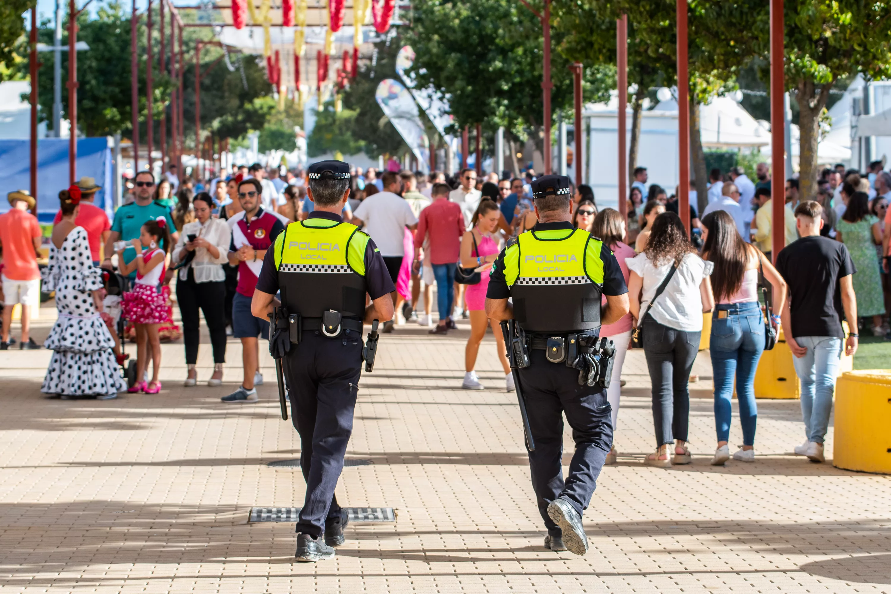 Dos agentes de la Policía Local en el recinto ferial