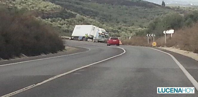  Un camión tipo 'trailer' se sale de la calzada en la carretera de Lucena a Cabra (fotos) 