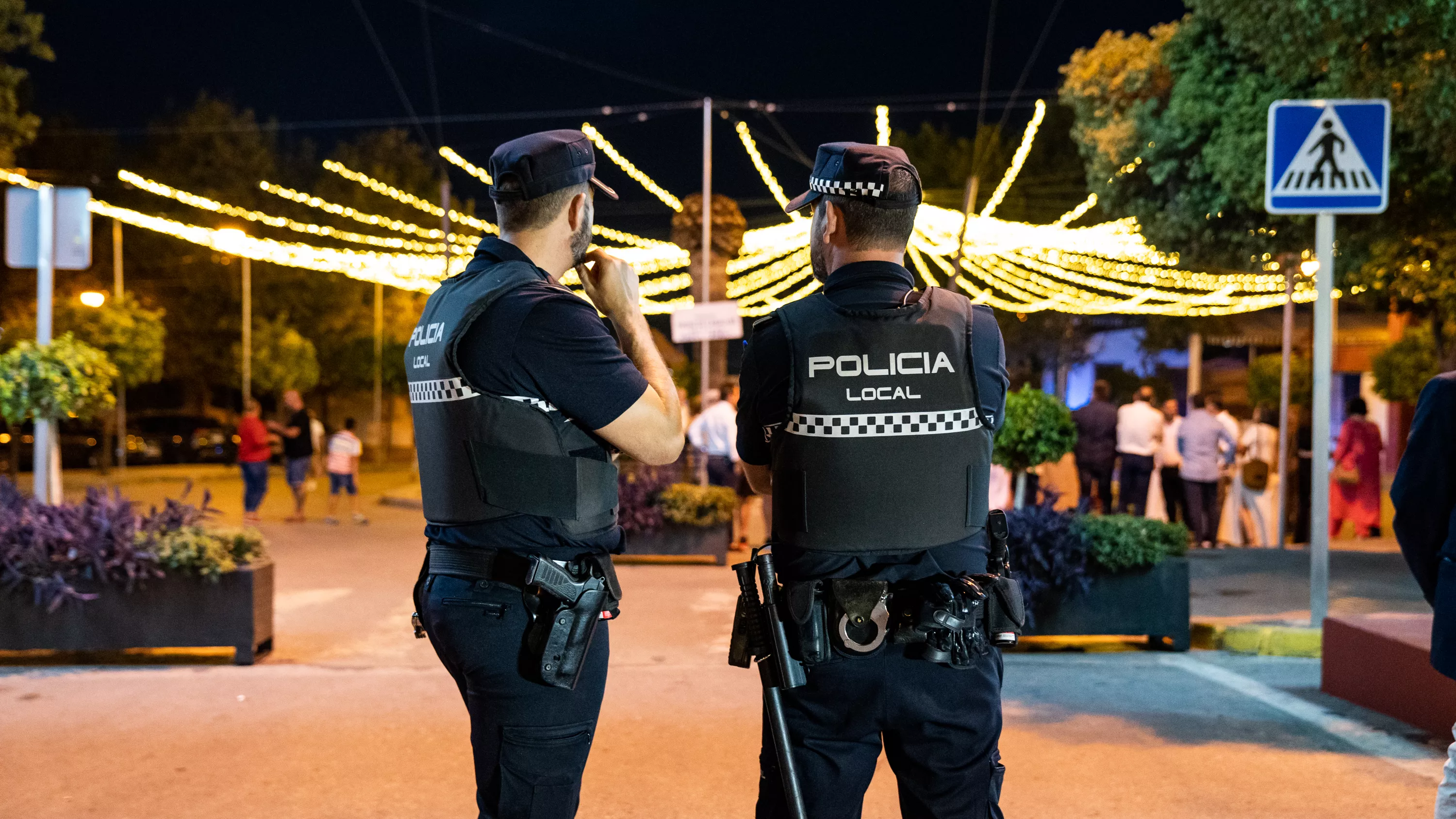 Dos agentes de la policía local en el recinto ferial de Lucena