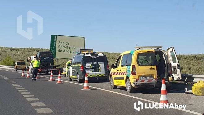 Una imagen del dispositivo desplegado para la extinción del incendio del vehículo en la autovía