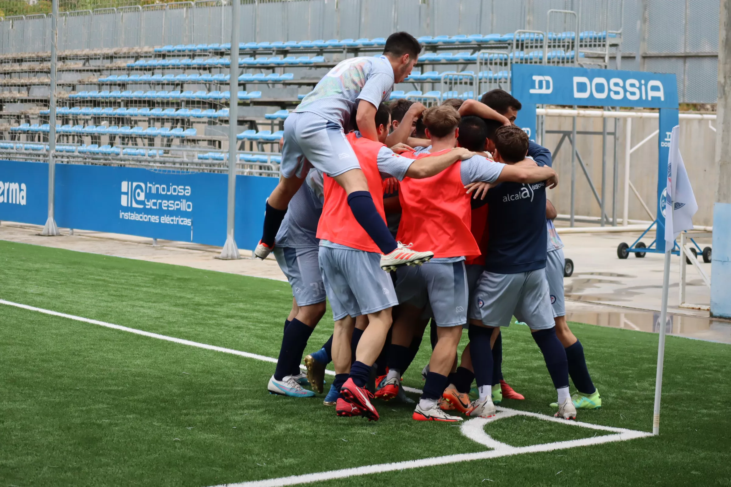 Los jugadores del CD Lucecor celebran el gol de la remontada