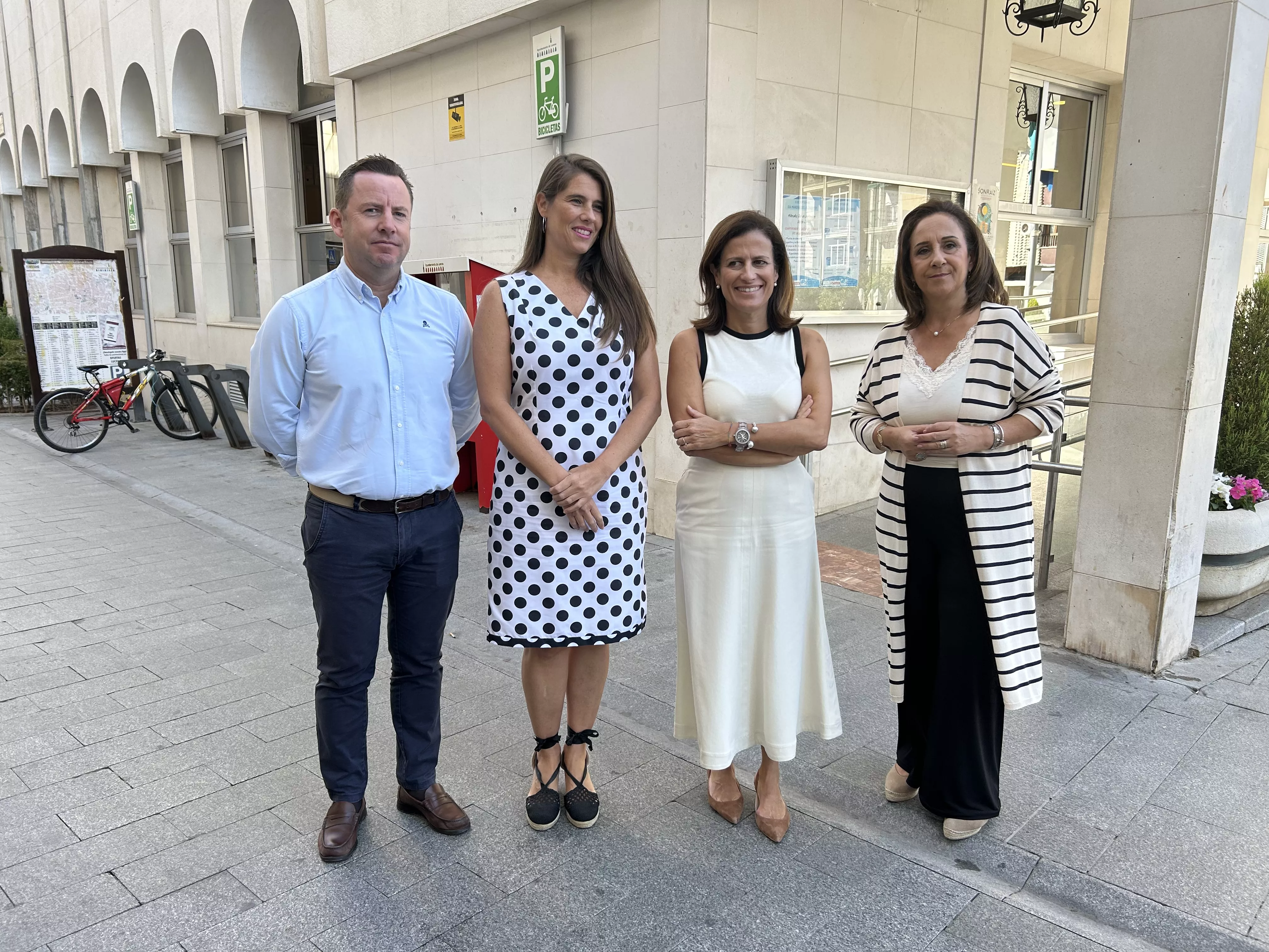 La secretaria provincial popular, Araceli Cabello, junto a varios componenentes del PP de Lucena, esta mañana en la Plaza Nueva