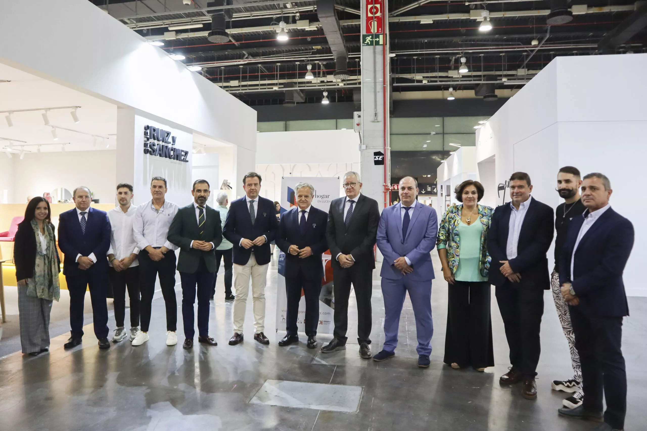 Empresarios y autoridades presentes en la inauguración del estand de Lucena en Hábitat 2023
