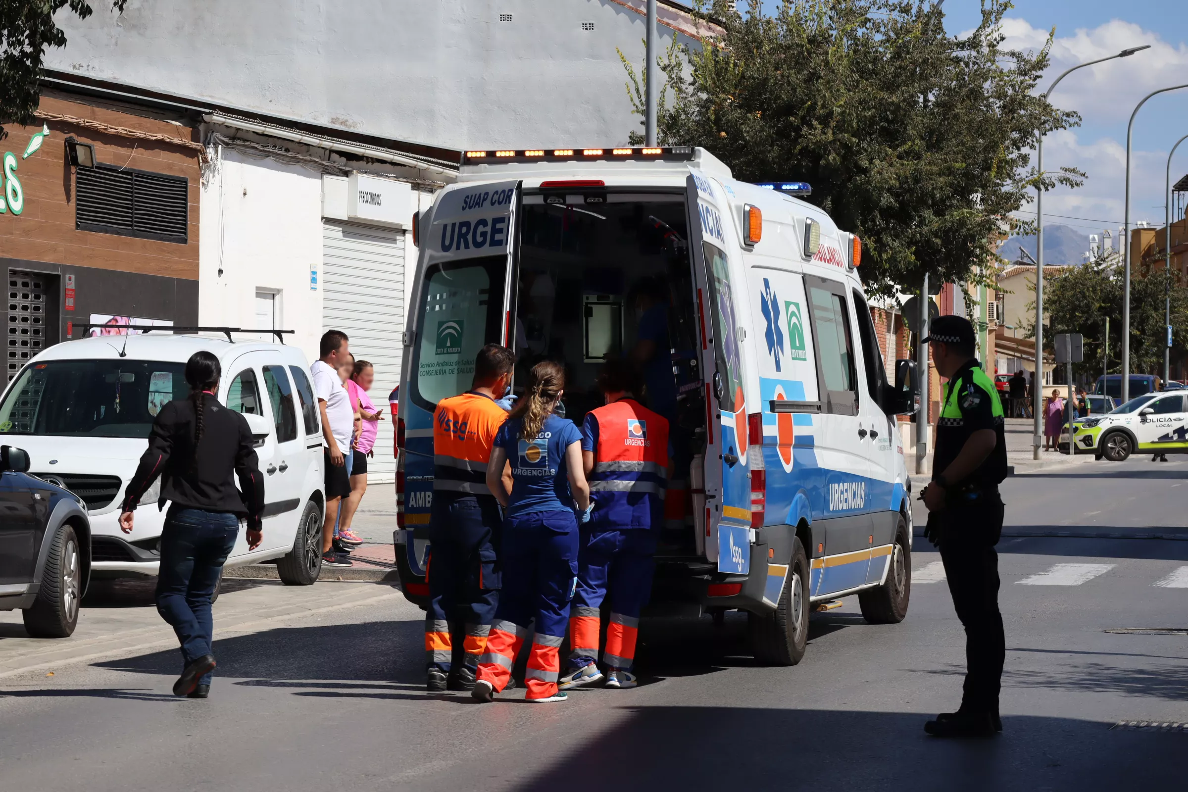 Los sanitarios introducen al herido en este accidente en la ambulancia