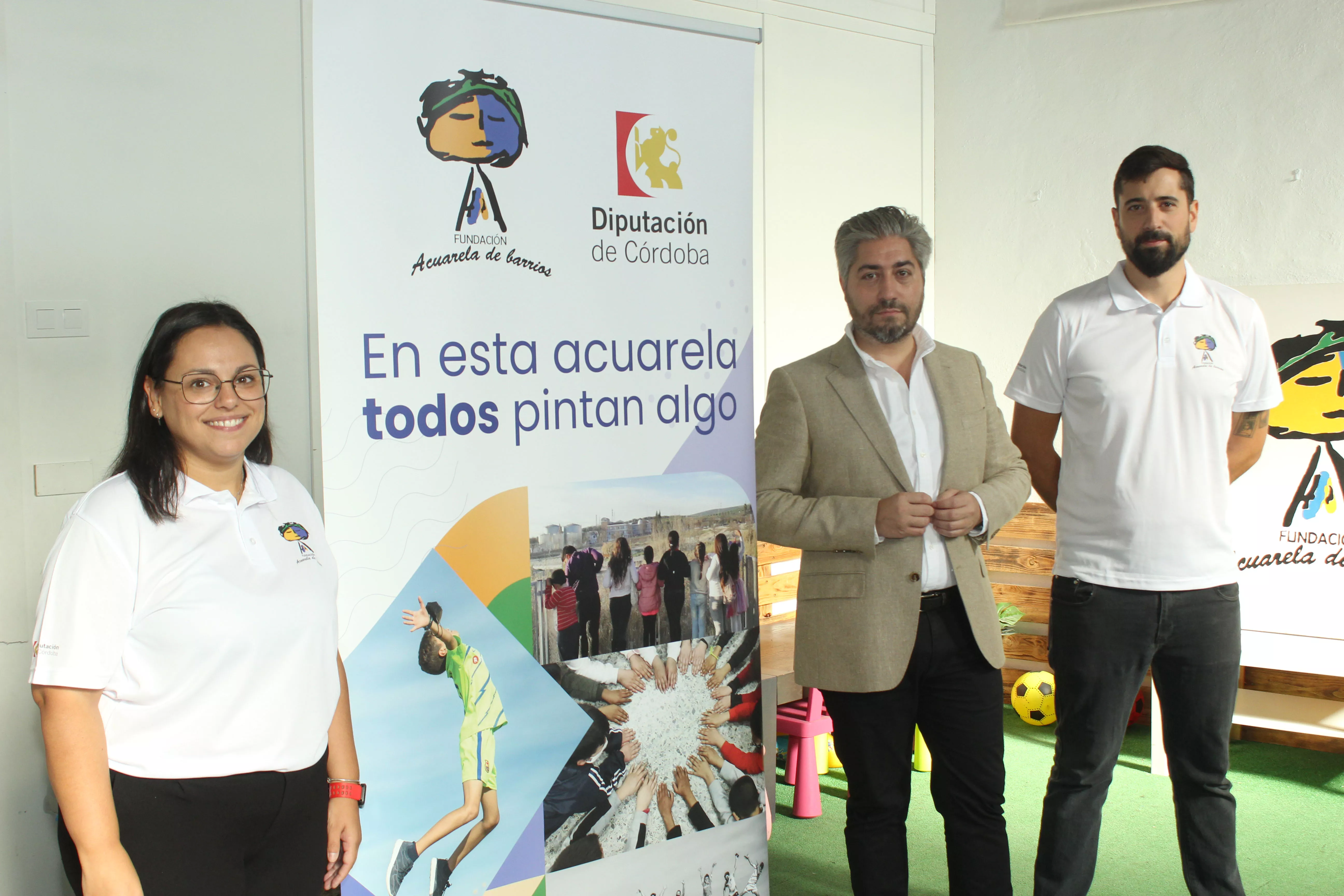 Voluntarios de Acuarela de Barrios junto al edil de Cultura, Francisco Barbancho