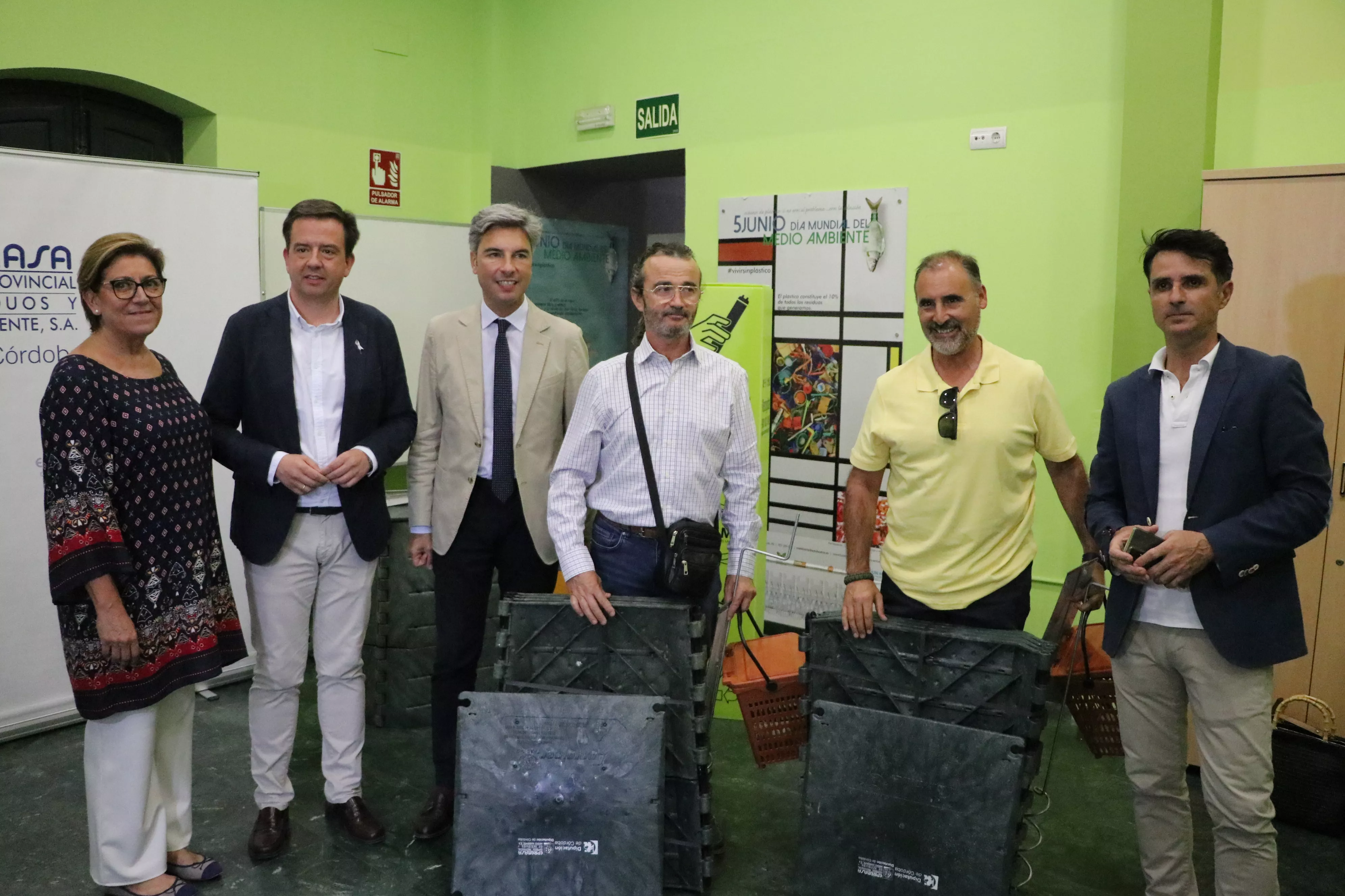 Entrega de las compostadoras a dos vecinos de Lucena