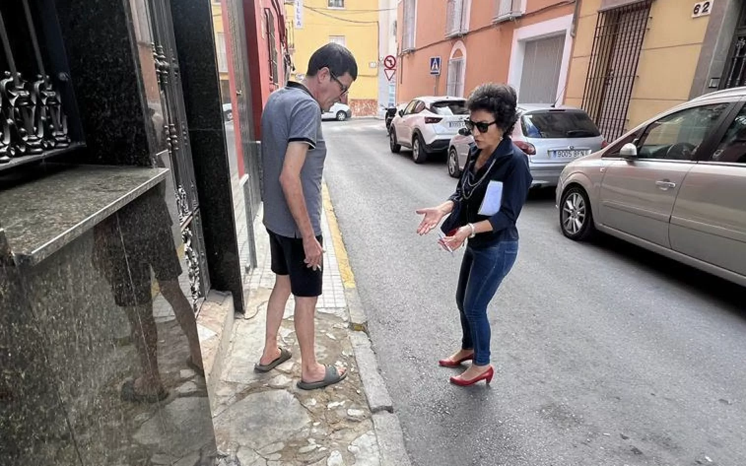 Laura Sánchez conversa con un vecino sobre el estado del acerado durante una visita al barrio de La Estrella