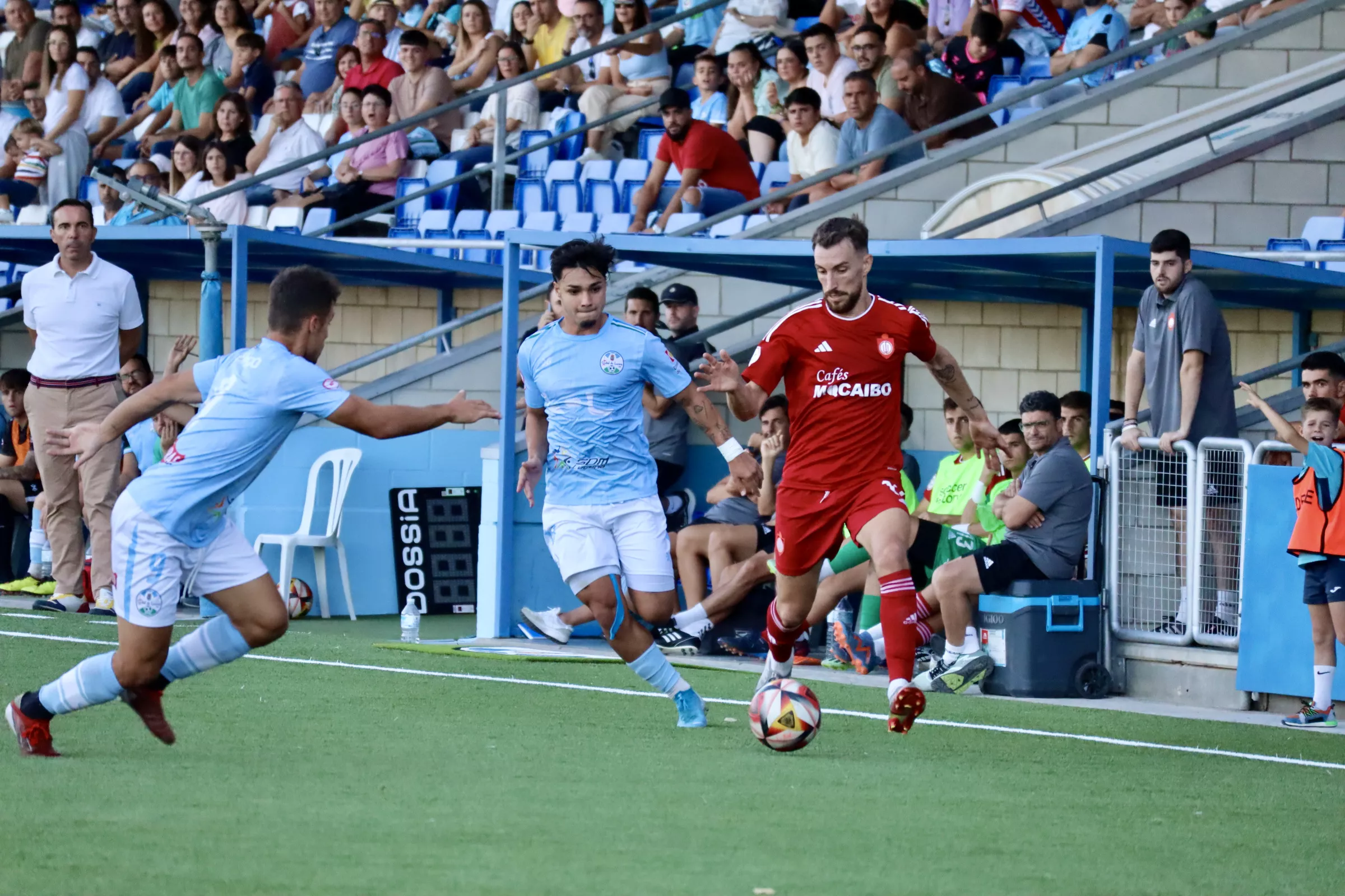 Una jugada del partido entre Ciudad de Lucena y Utrera