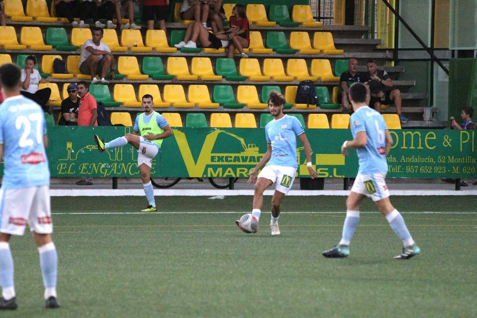 Una jugada del partido entre el CD Ciudad de Lucena B y CD Apedem