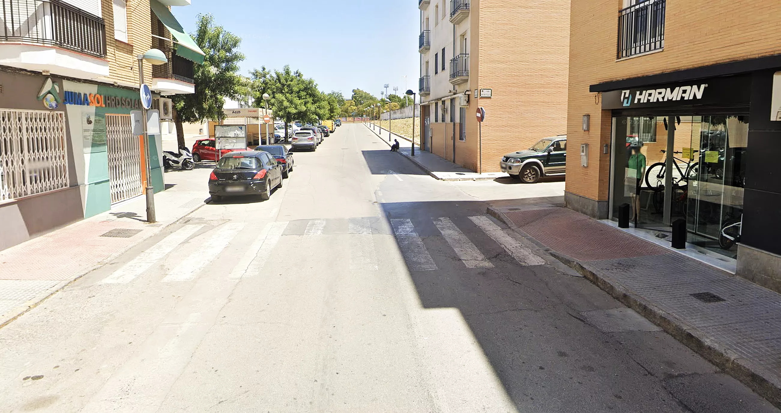 Paso de peatones de la calle Montemayor con calle Montilla
