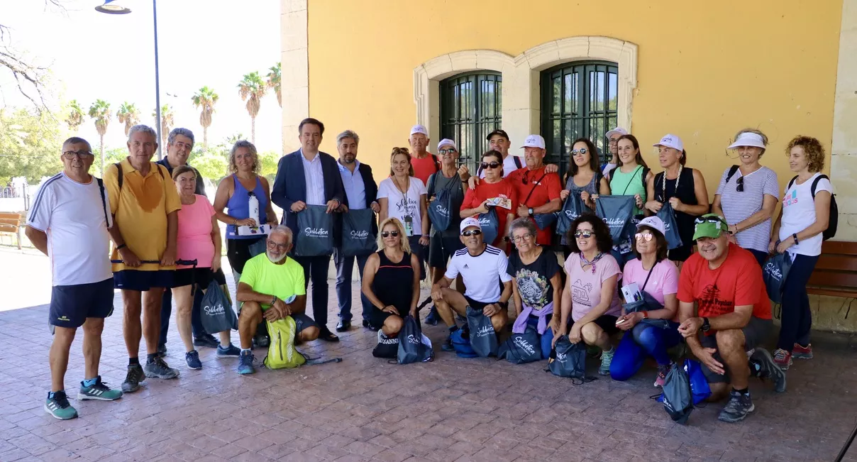 Participantes a su llegada a la estación de la Vía Verde de Lucena