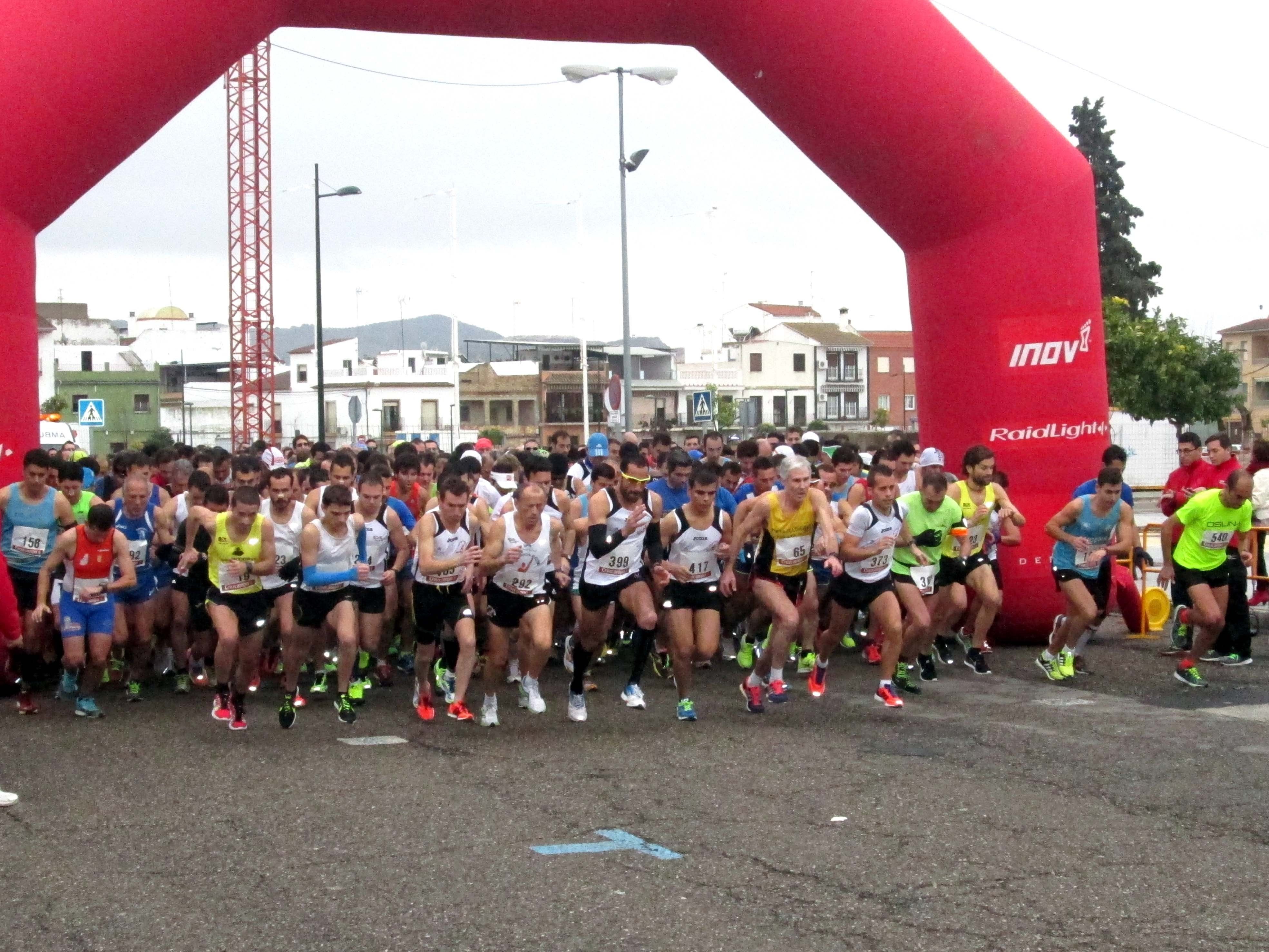  Puente Genil: Más de 600 corredores participan en el "Medio Maratón" 