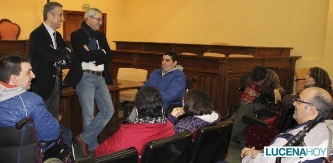  Un grupo de usuarios de FEPAMIC se interesan por el funcionamiento del ayuntamiento 