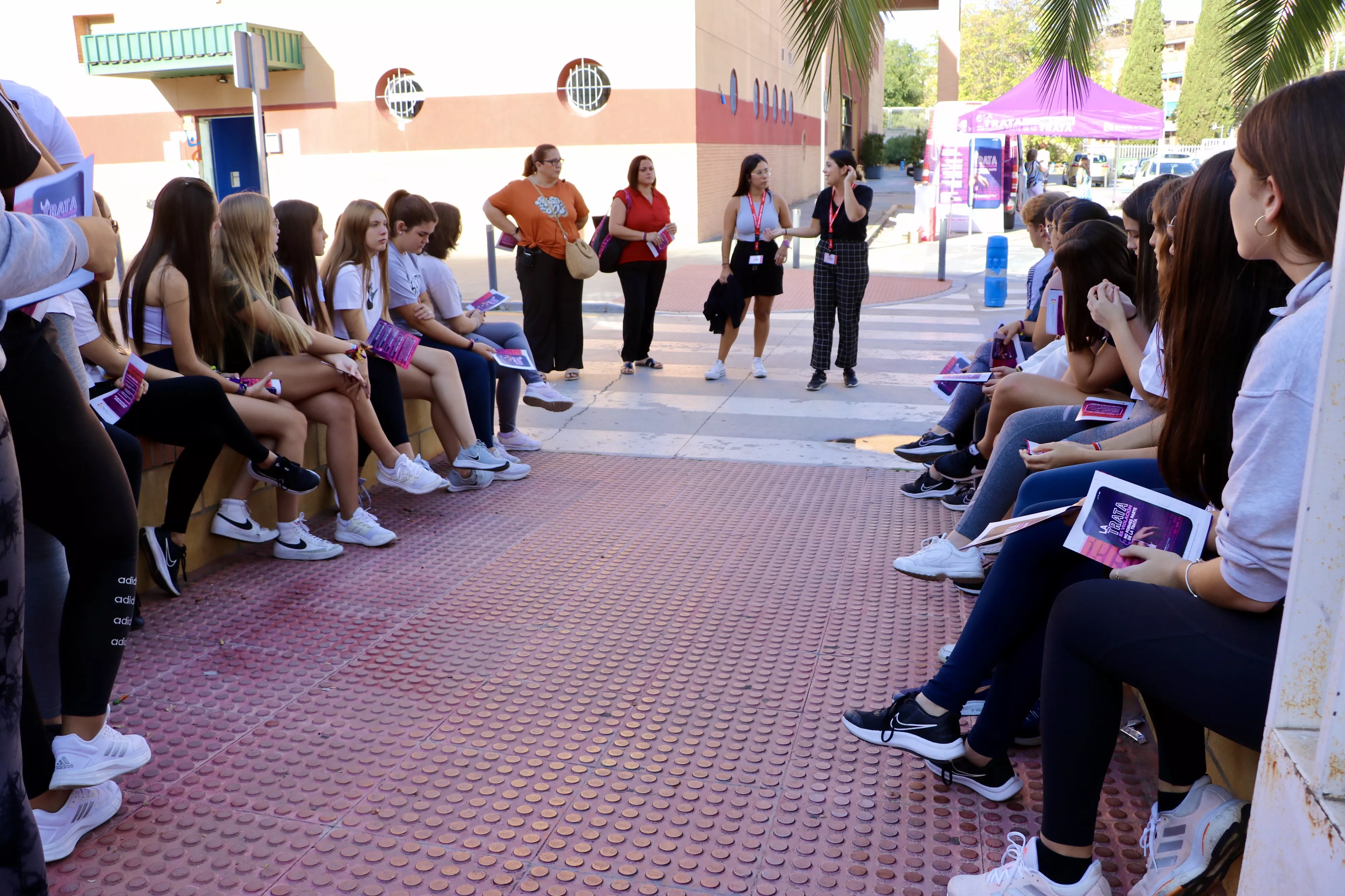 La campaña "La trata es violación. No formes parte de la trata" ha recalado hoy en Lucena