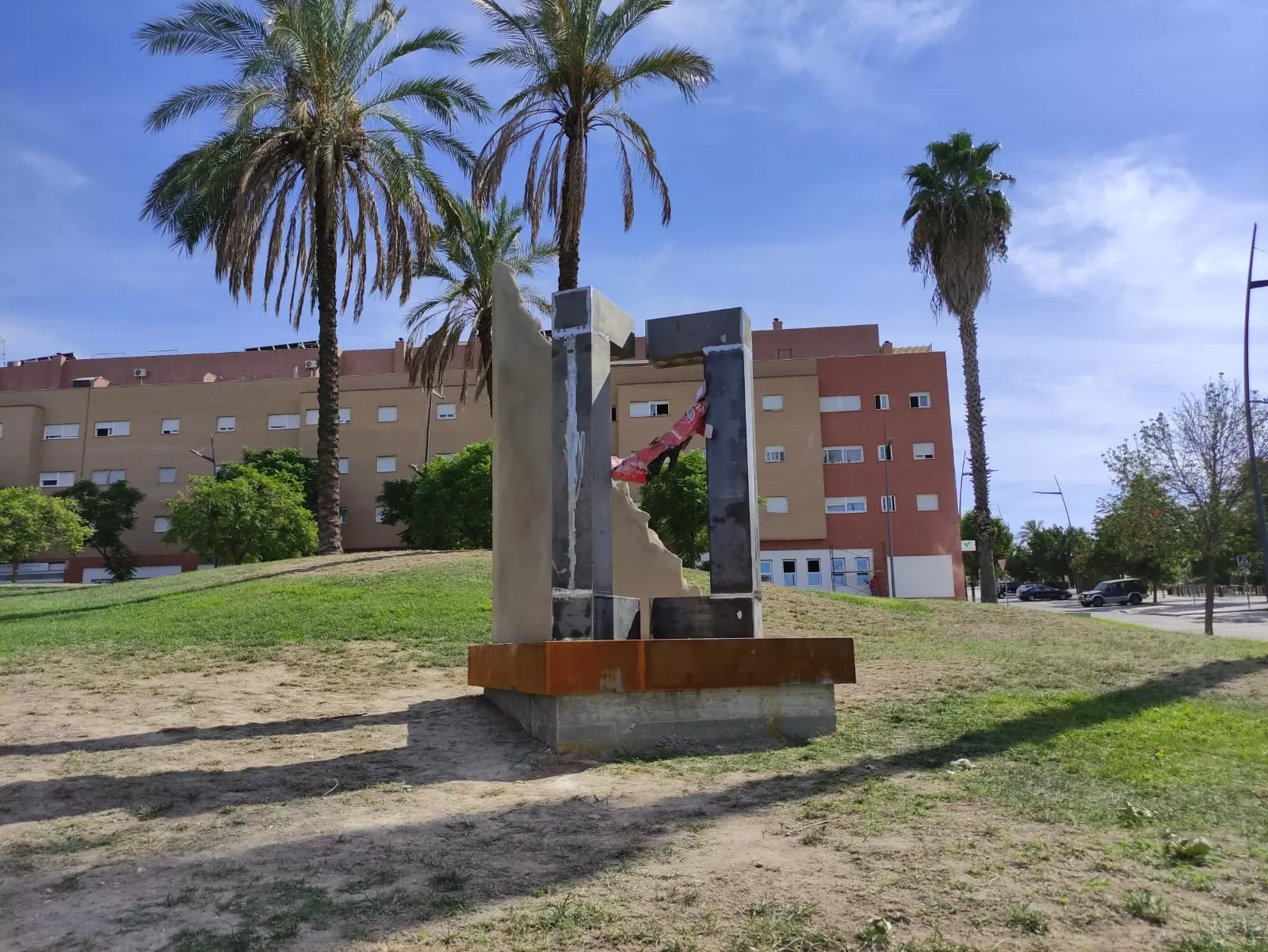 Trabajos de instalación del monumento en recuerdo a las víctimas del Covid-19 en la confluencia entre las calles Antonio Muñoz-Rojas y Luis Alberto de Cuenca