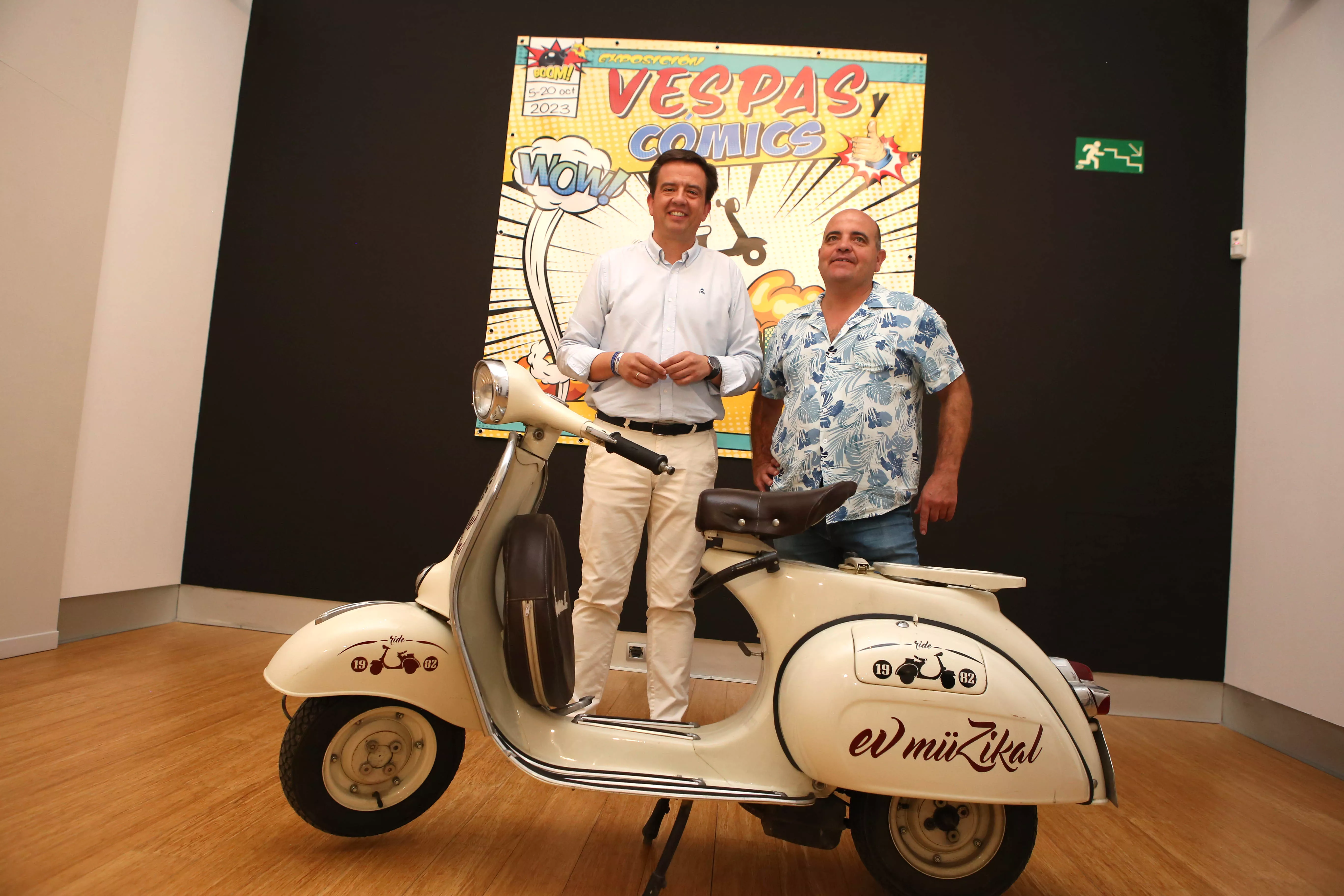 Aurelio Fernández y José Tubío durante la presentación de la exposición "Las vespas y el cómic"