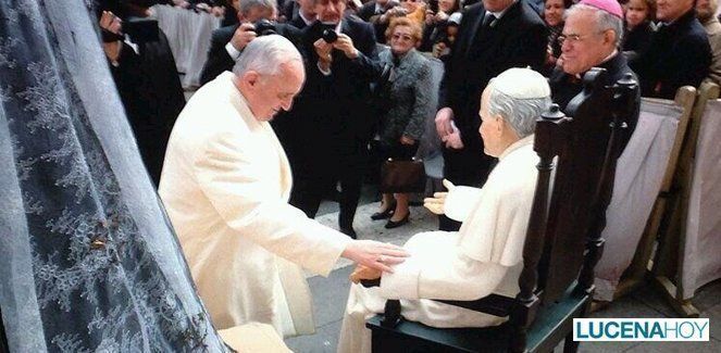  El Papa Francisco bendice la imagen de Juan Pablo II en la Plaza de San Pedro del Vaticano 