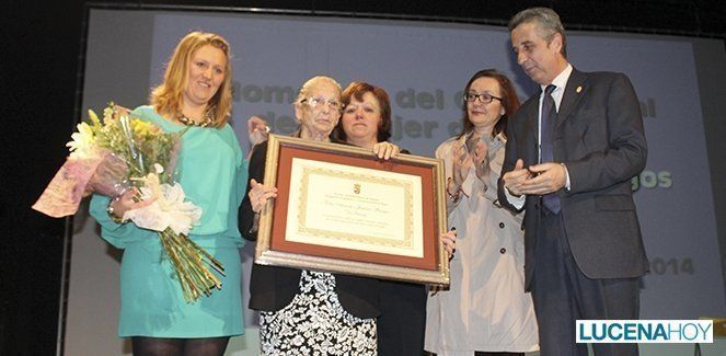  Araceli Jiménez "la Paloma" recibe el homenaje de las mujeres lucentinas 