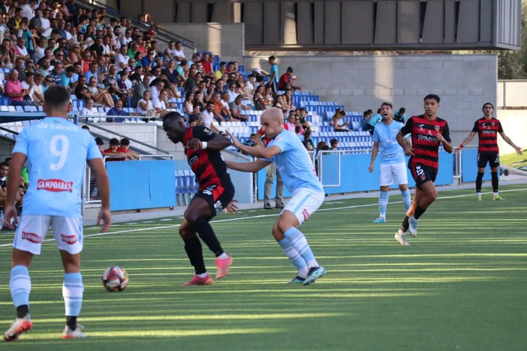 Una jugada del partido entre CD Ciudad de Lucena y Salerm Puente Genil