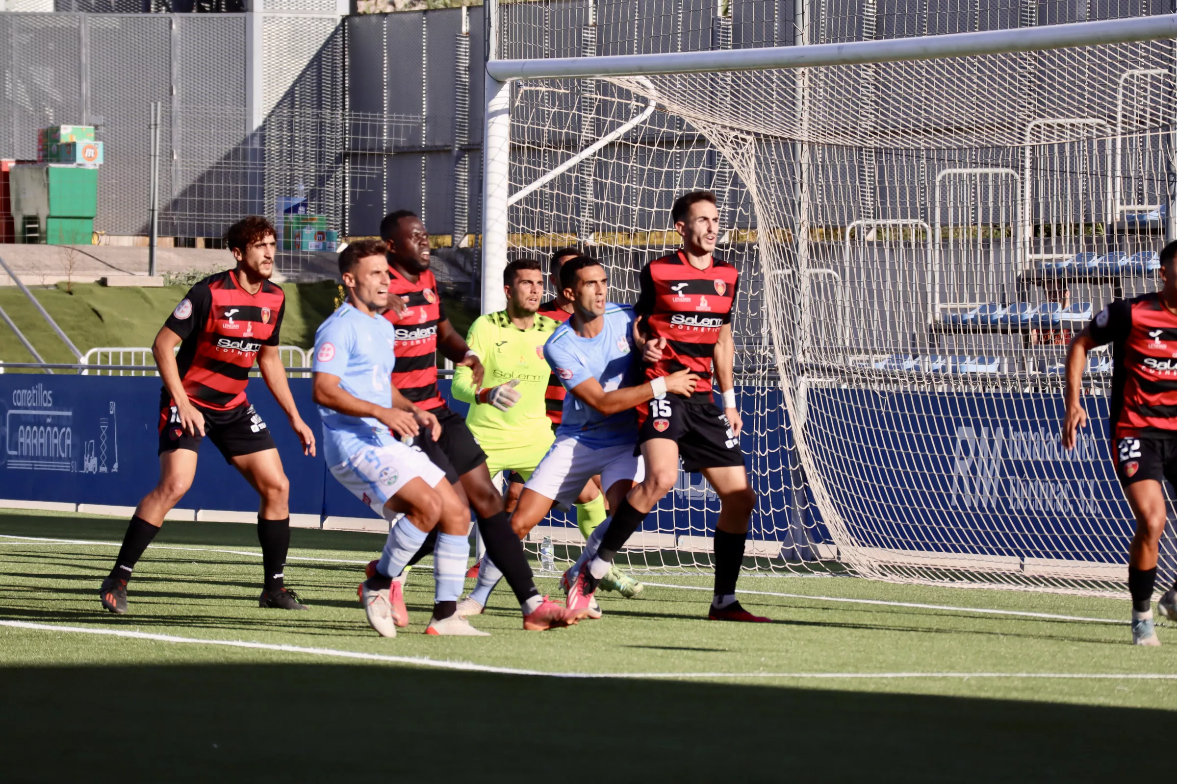 Una imagen del partido de la primera vuelta entre CD Ciudad de Lucena y Salerm Puente Genil Una imagen del partido de la primera vuelta entre CD Ciudad de Lucena y Salerm Puente Genil