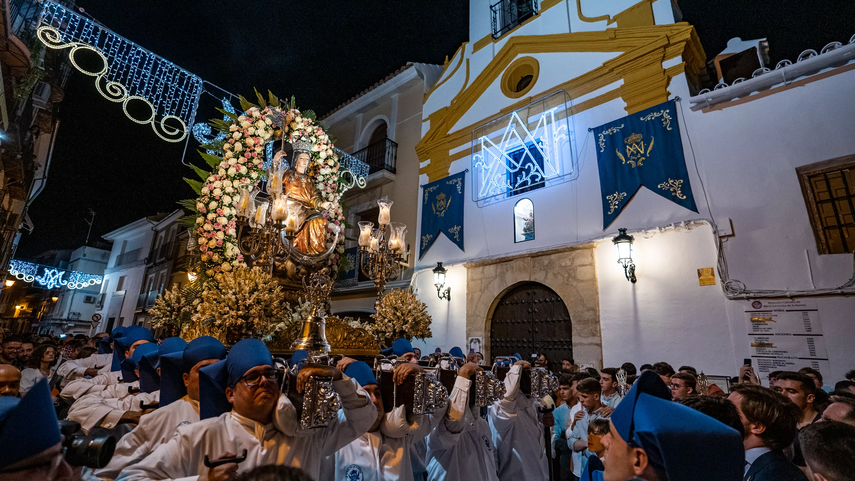 Una imagen del desfile procesional de la Virgen de la Aurora el pasado año