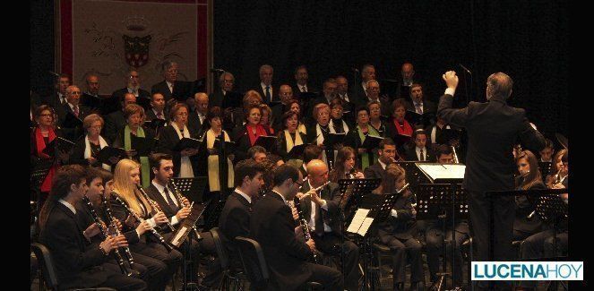  Cabra: El ayuntamiento egabrense rinde homenaje a su bandera en su 25 aniversario 