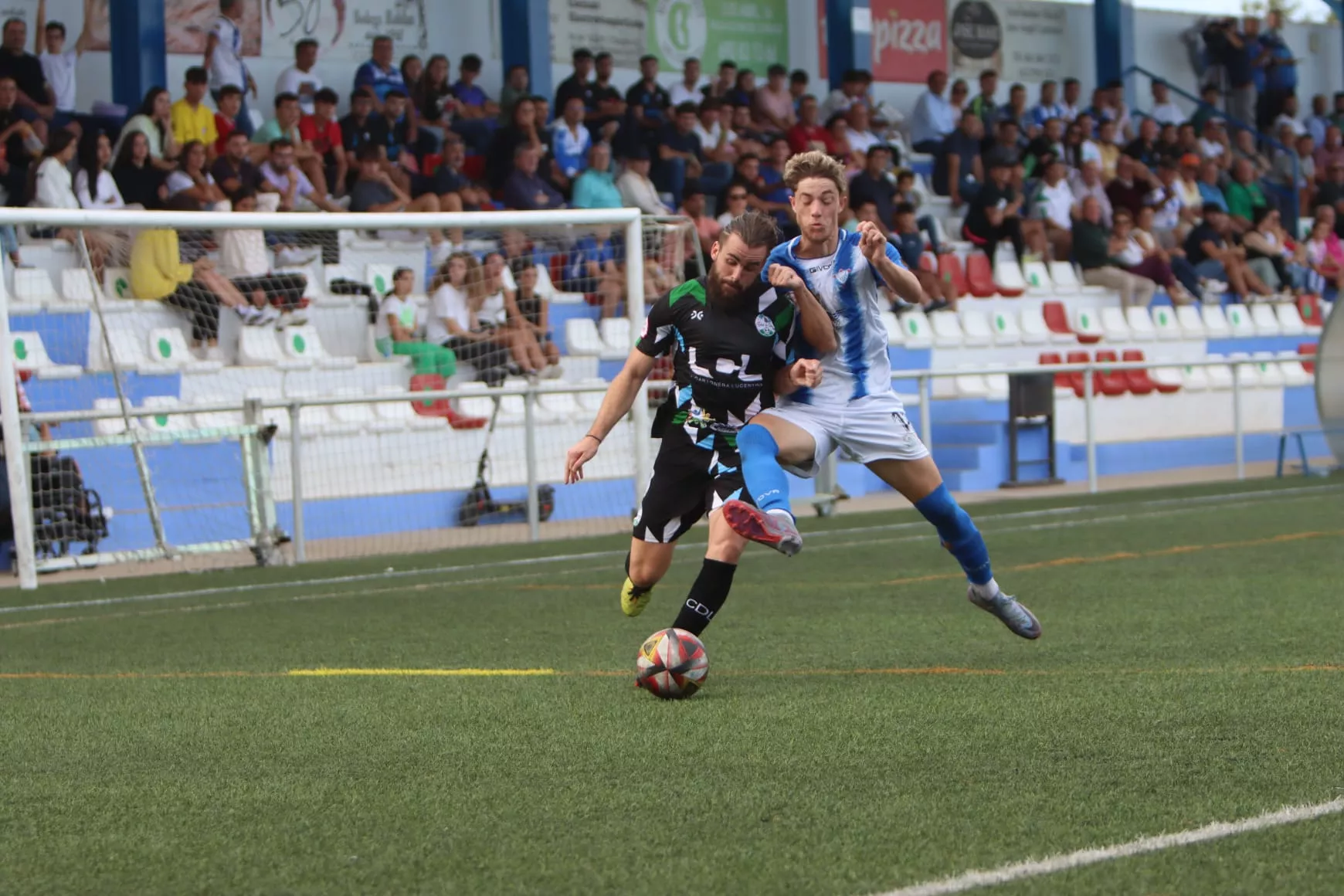Alberto García, autor del gol del Ciudad de Lucena en el minuto 31, en un lance del partido frente al Bollullos.