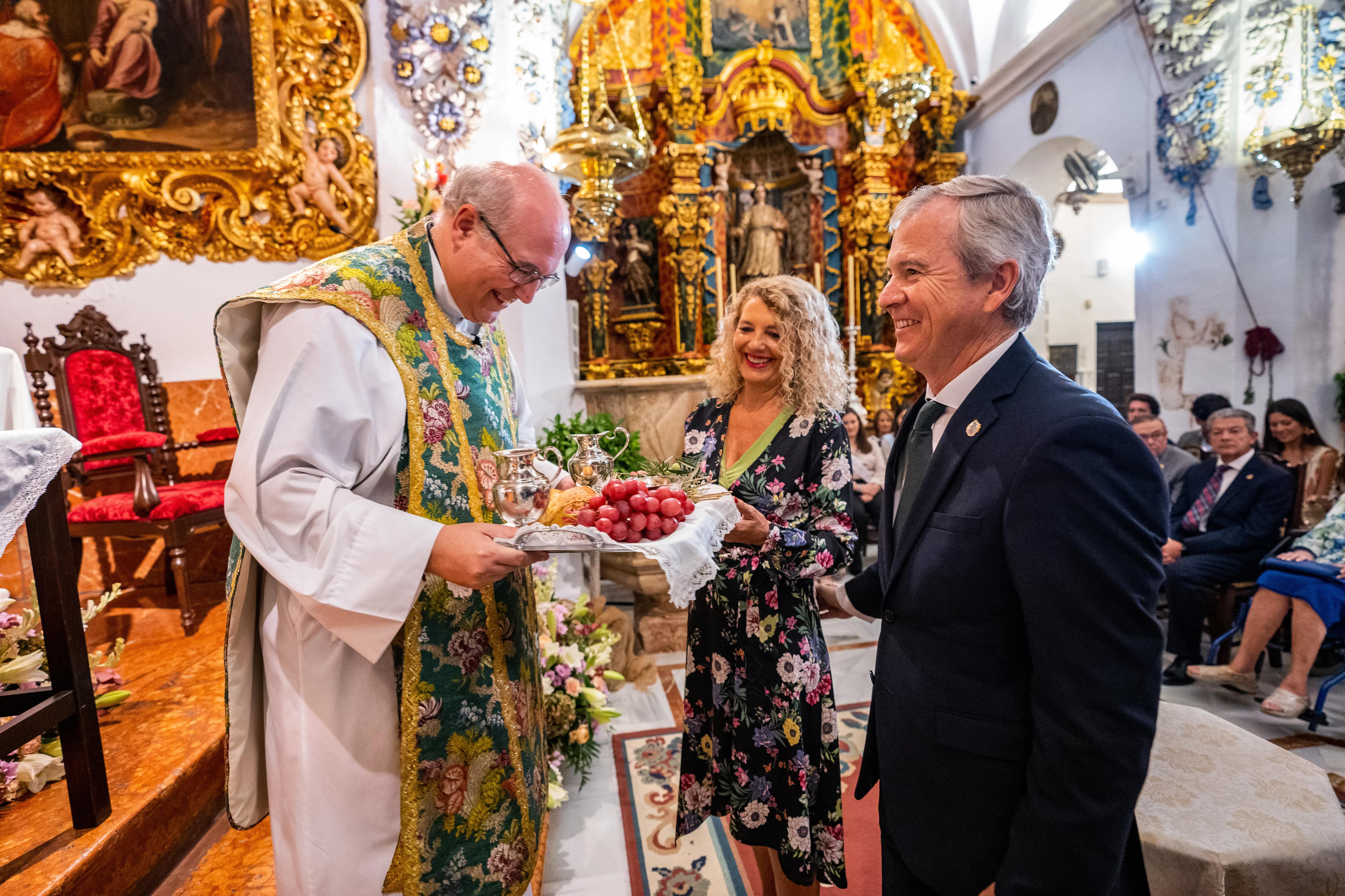 Antonio Aguilera y su esposa entregan los Frutos del Campo Andaluz al Vicario Episcopal de la Campiña, Jesús María Moriana. Foto: Jesús Cañete