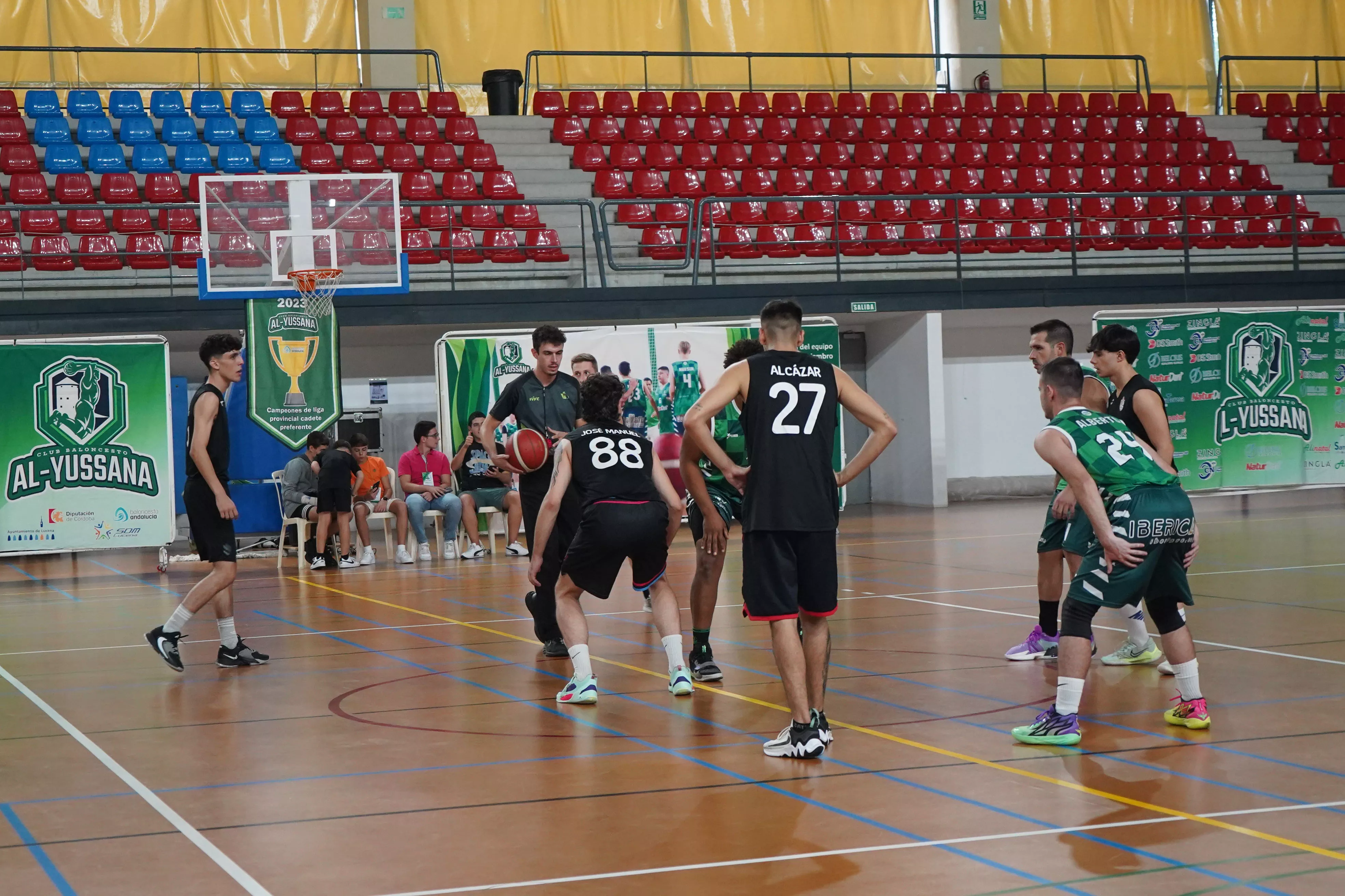 Una imagen del partido entre CB Al-Yussana y CD Salesianos en el pabellón de Lucena. Foto: Antonio Dávila