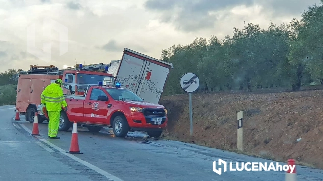 Una imagen del camión siniestrado, rodeado de vehículos del Parque de Bomberos Una imagen del camión siniestrado, rodeado de vehículos del Parque de Bomberos