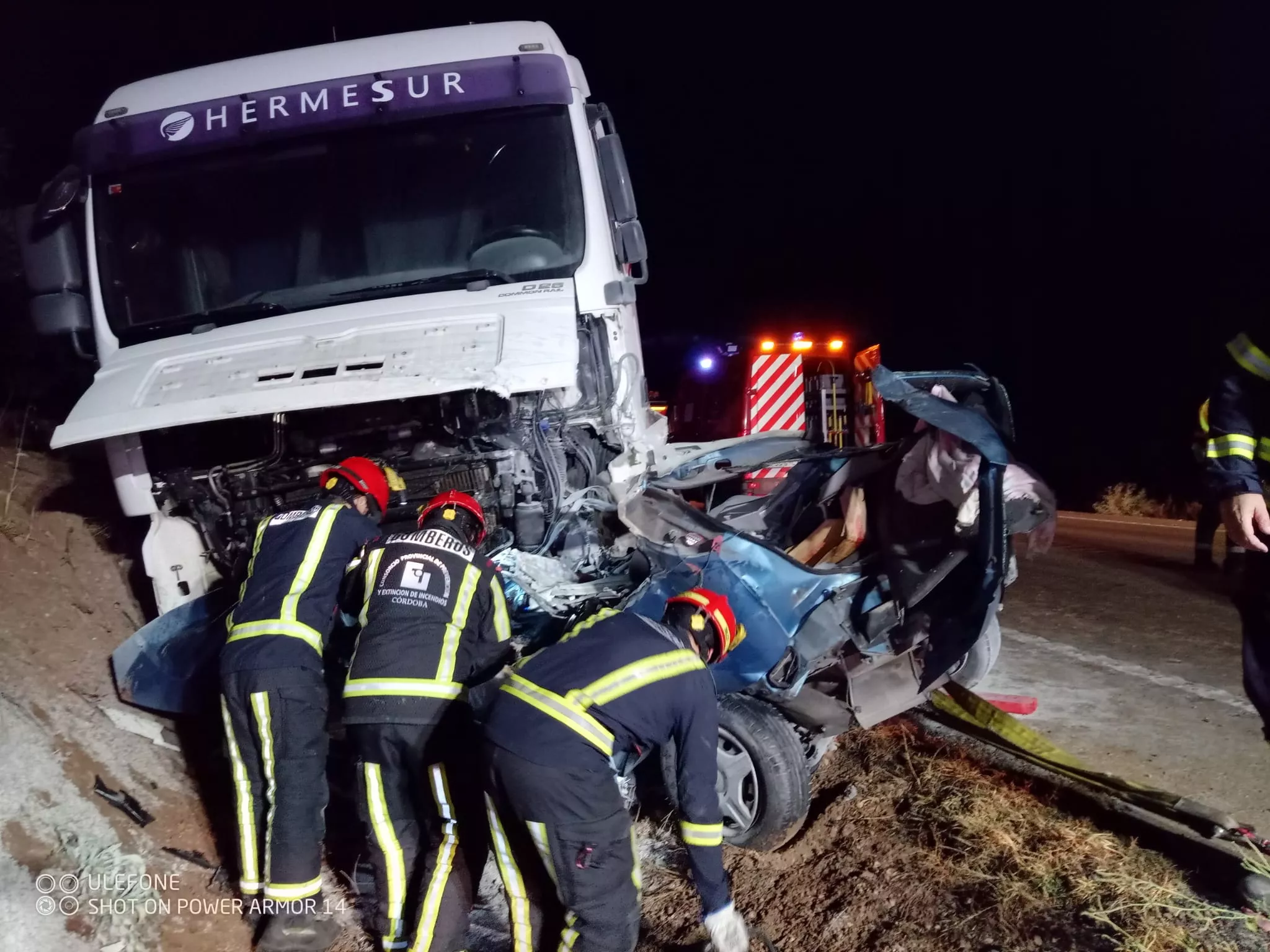 Los bomberos trabajan en la excarcelación de la víctima del accidente