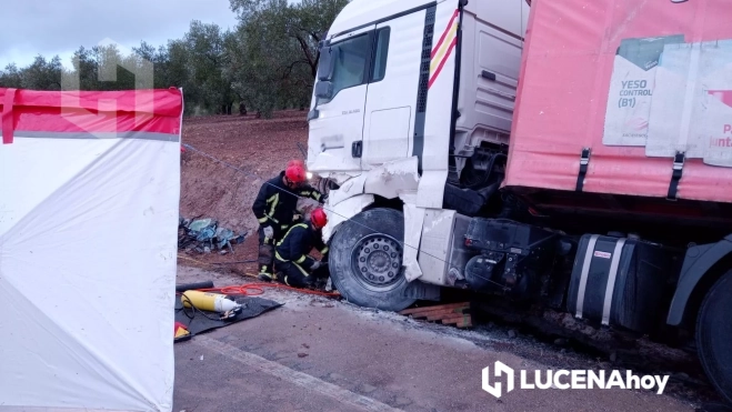 Los bomberos trabajan en el lugar del siniestro