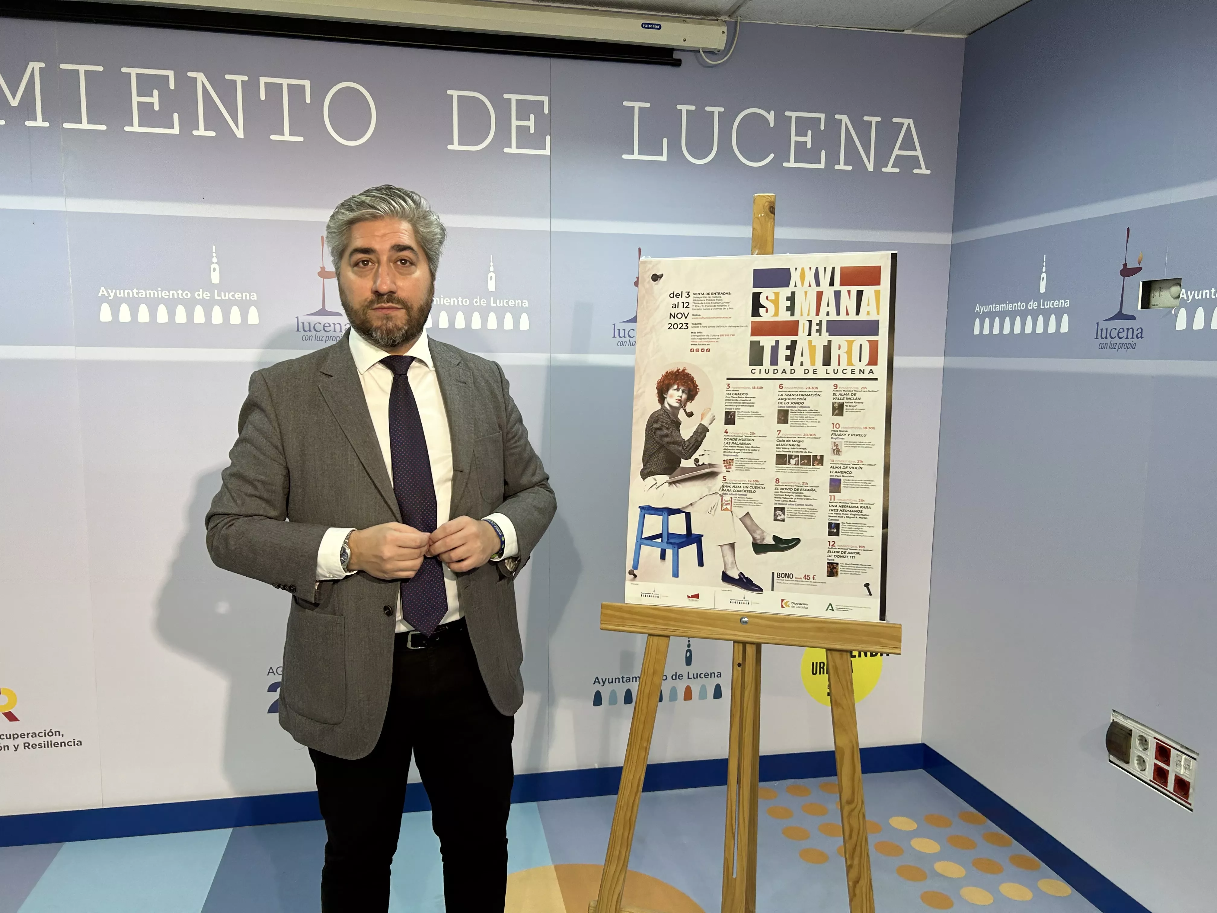Francisco Barbancho junto al cartel anunciador de la Semana del Teatro de Lucena