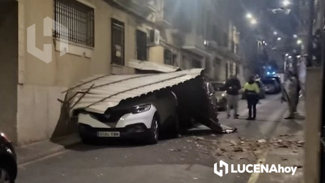 Un tejado ha caído sobre dos vehículos en la calle Portugueses de Rute. Foto: Policía Local de Rute