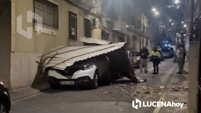 Un tejado ha caído sobre dos vehículos en la calle Portugueses de Rute. Foto: Policía Local de Rute Un tejado ha caído sobre dos vehículos en la calle Portugueses de Rute. Foto: Policía Local de Rute