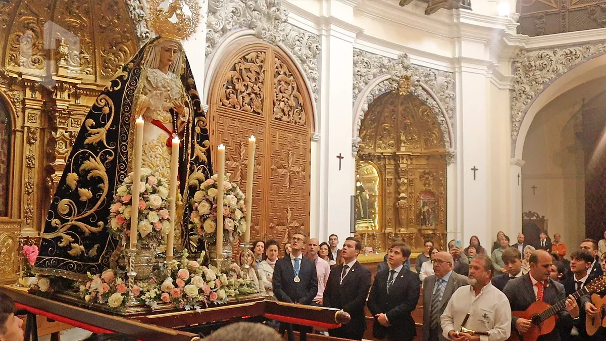 Los Campanilleros de la Aurora cantan a la imagen de María Santísima del Mayor Dolor en la iglesia de las Agustinas