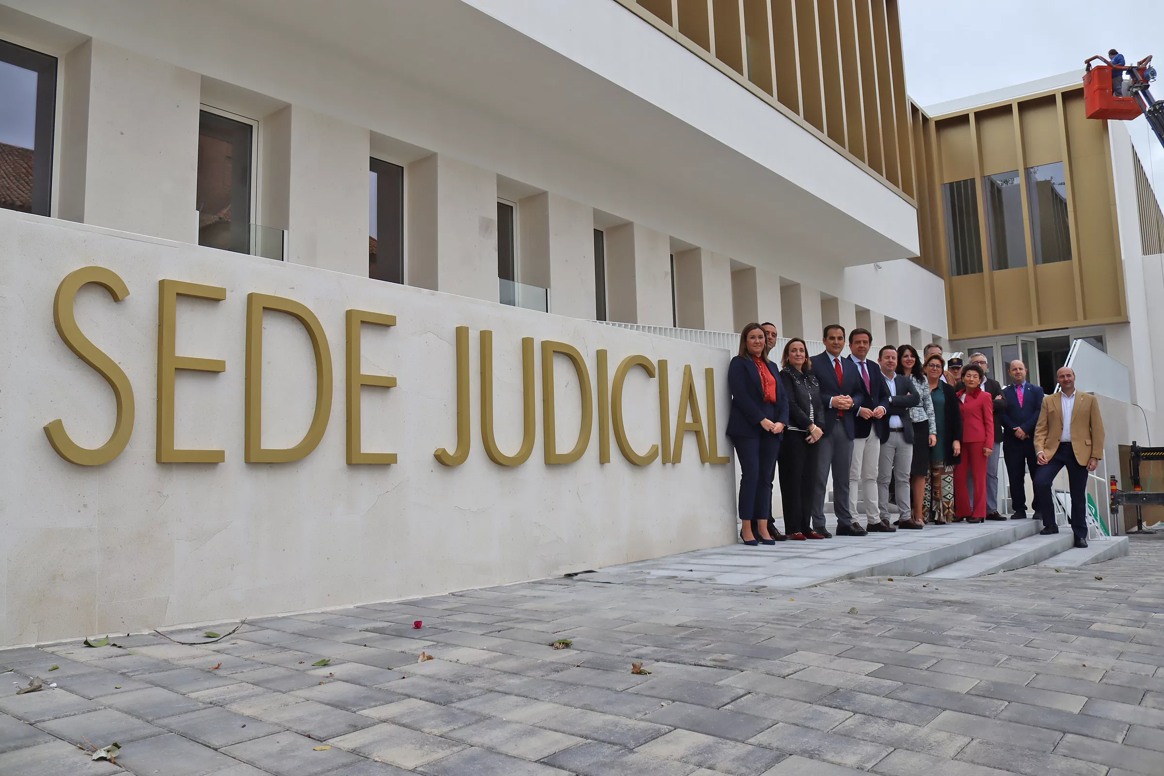 Autoridades durante la visita a la nueva sede judicial de Lucena