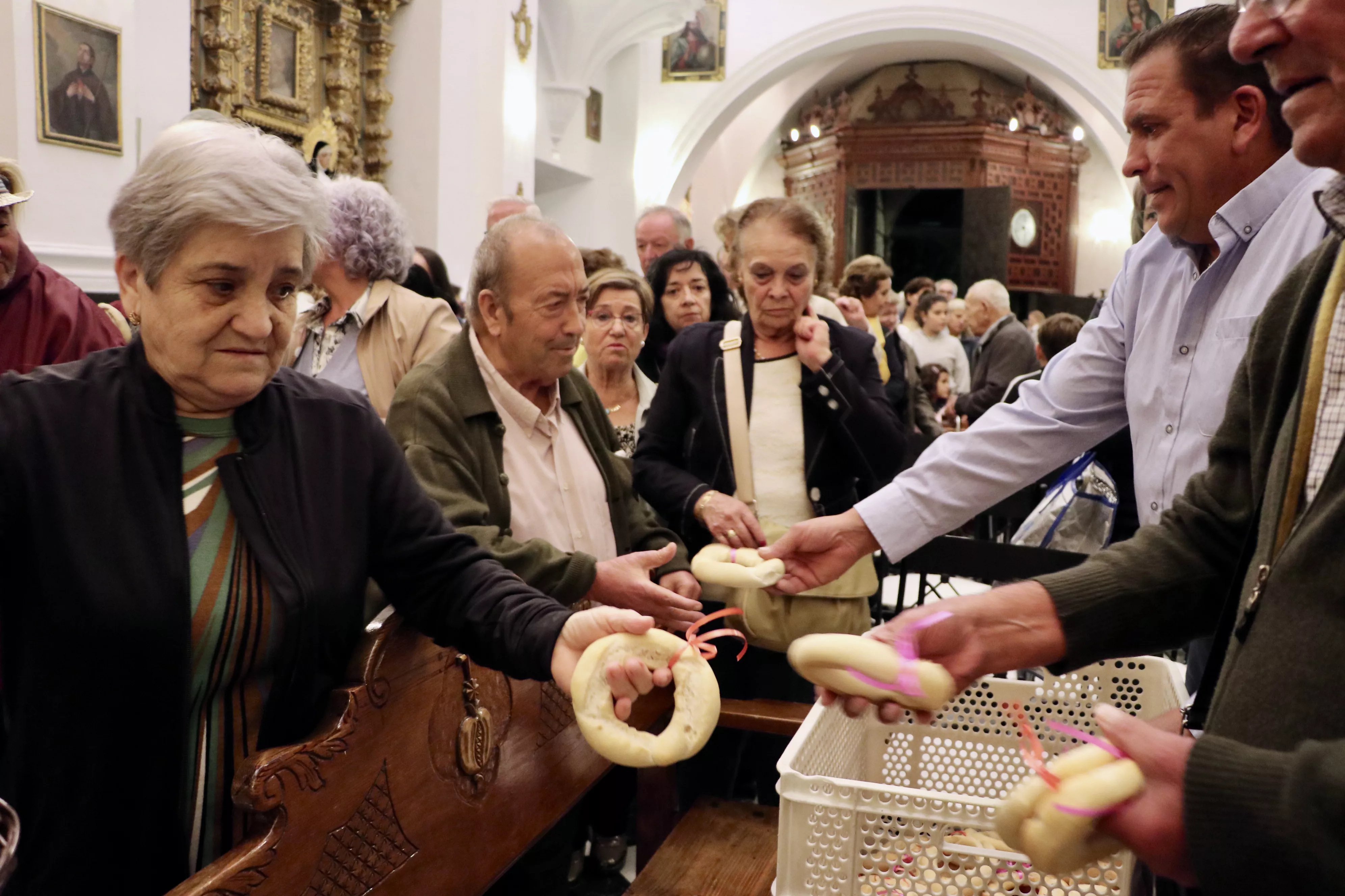 Reparto de las rosquillas de San Rafael